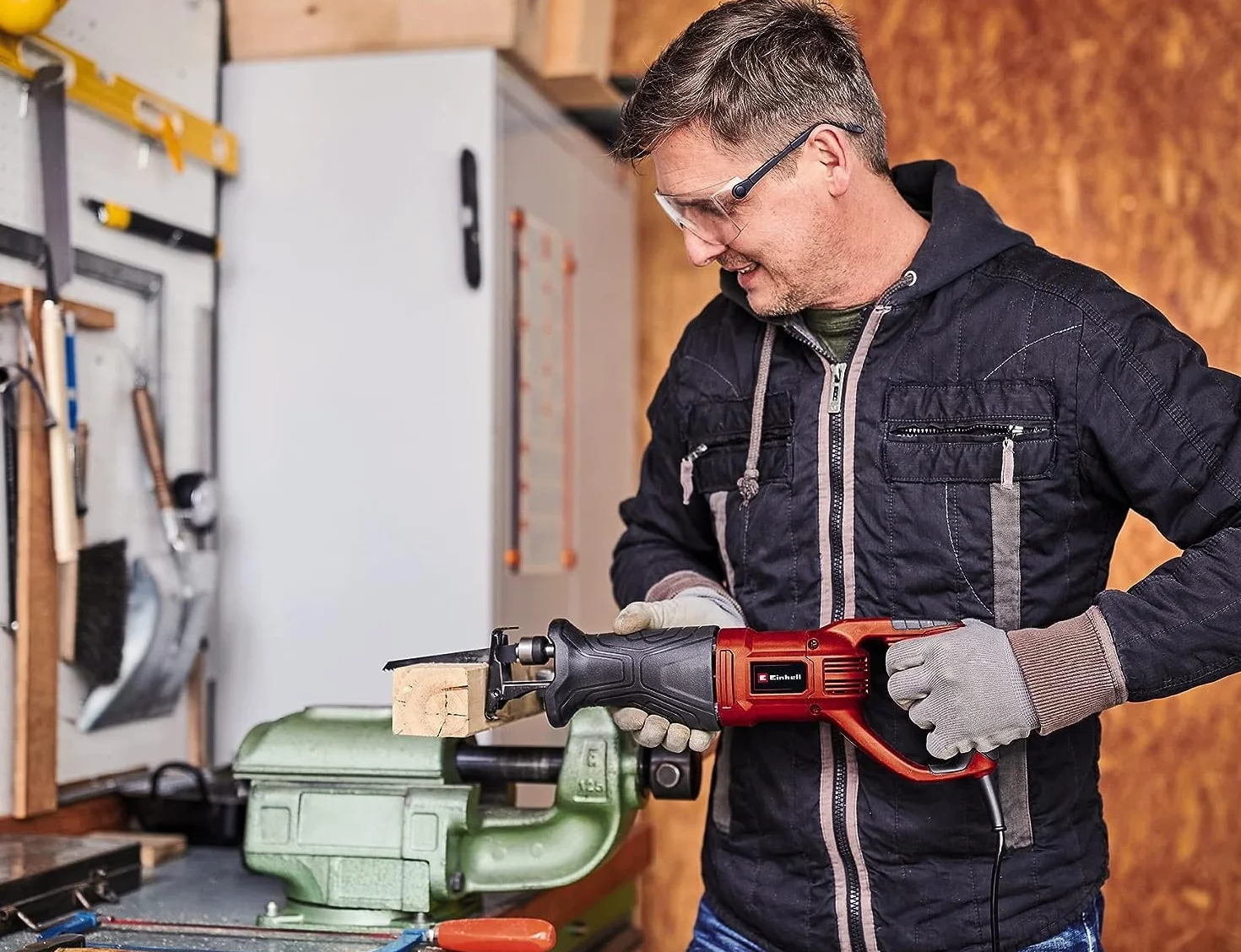 Einhell Universalsäge TC-AP 690 E (690 W, Hubhöhe 20 mm, max. Leerlaufdrehzahl 2.800 min-1, Schnitttiefe 115 mm in Holz)