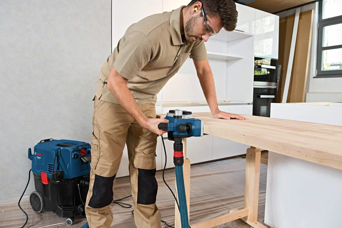 Bosch Professional Hobel GHO 26-82 D (Leistung 710 Watt, inkl. Parallelanschlag, Sechskantstiftschlüssel SW 2,5, Stoffstaubbeutel, Handwerkoffer)