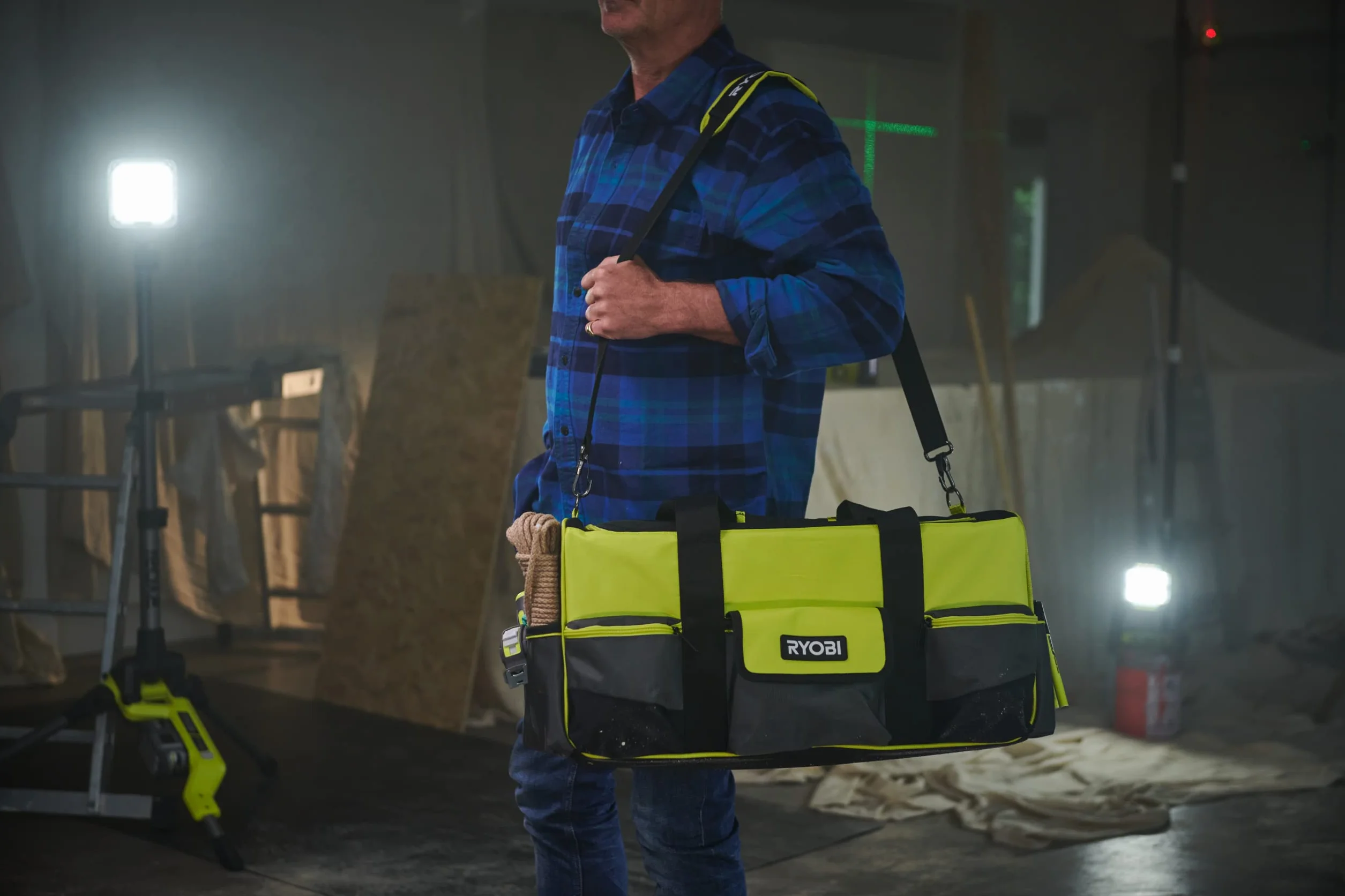 RYOBI Handwerkertasche mit Schultergurt Größe L RSSLTB1 (3 x Fronttaschen, 1x offene Tasche auf der Rückseite, 2 x Seitentasche, 8 x Schlaufen für Handwerkzeuge im Innenbereich, 1x Innentasche)