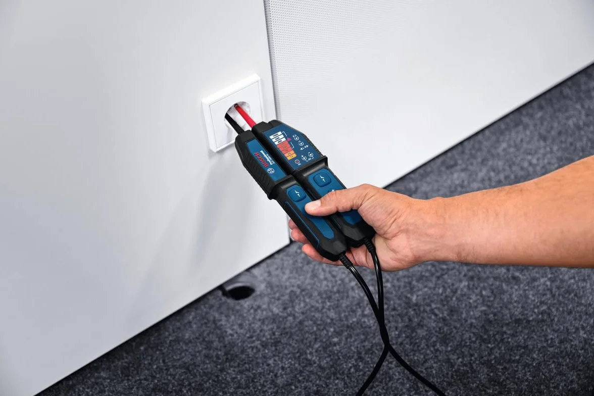 Bosch Professional Spannungsprüfer GVT 1000-15 (Spannungsprüfung bis 1000 V AC/DC, LED-Feedback, Summer, Vibrationsalarm, IP65, eingebaute Taschenlampe, 125 cm Kabel, 2x1,5 V LR03 (AA), Tasche)