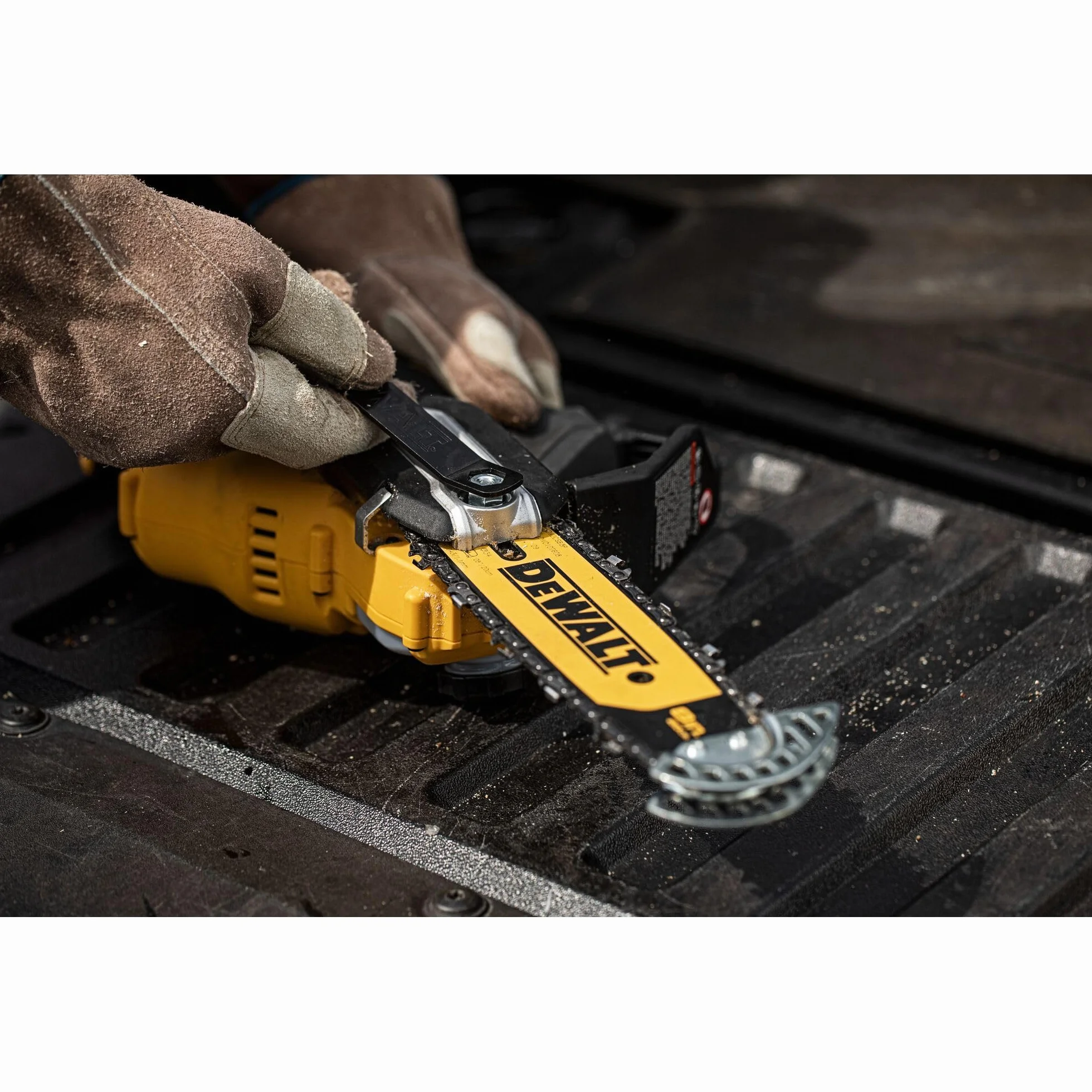 DEWALT 18 Volt Akku-Astsäge (20 cm Schwert, bürstenloser Motor, automatische Kettenschmierung, Metallschutz an Schwertspitze, seitliche Kettenspannung, Lieferung ohne Akku & Ladegerät), DCMPS520N-XJ