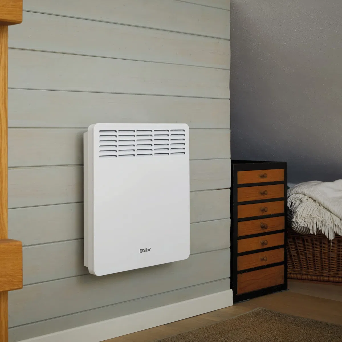 Vaillant eloMENT VER 200/5 Wandkonvektor für ca. 20 m2 (weiß), 230V, 2,0 kW Heizleistung, Elektroheizkörper für zuverlässige und schnelle Wärme, wandhängend, 0010023958
