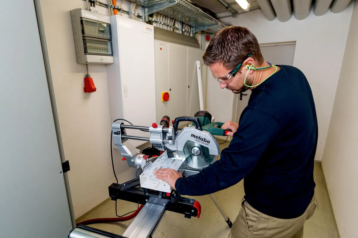 metabo Kappsäge KGSV 254 MC - 1450 W, 254 mm Sägeblatt - Mit Zugfunktion, LED-Schnittlinie, variable Drehzahl, beidseitig neigbar, kompakt, exakte Schnitte, Spanabsaugung - Für Holz, Alu, Kunststoff