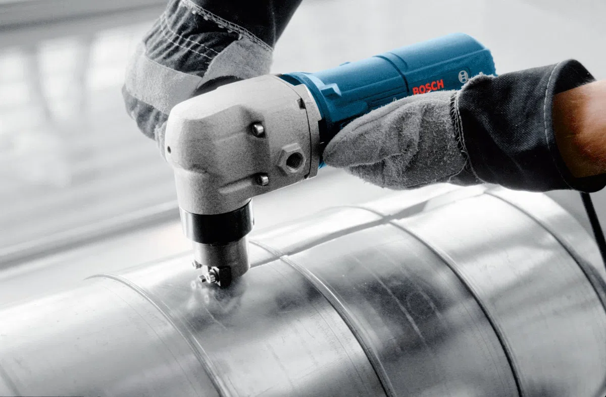 Bosch Professional Knabber GNA 3,5 (620 Watt, Schneidspurbreite 6 mm, Schneidkapazität 3.5mm, inkl. Sechskantstiftschlüssel SW 4, Zusatzhandgriff, Matrize, Stempel, Haltebügel, Nibbler)