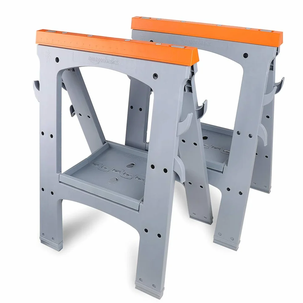 Amazon Basics Sägebock, tragbar, faltbar, rechteckig, 408 kg Kapazität, mit Aufbewahrungshaken, einfach zu bedienen, Grau, Orange, 2er-Pack