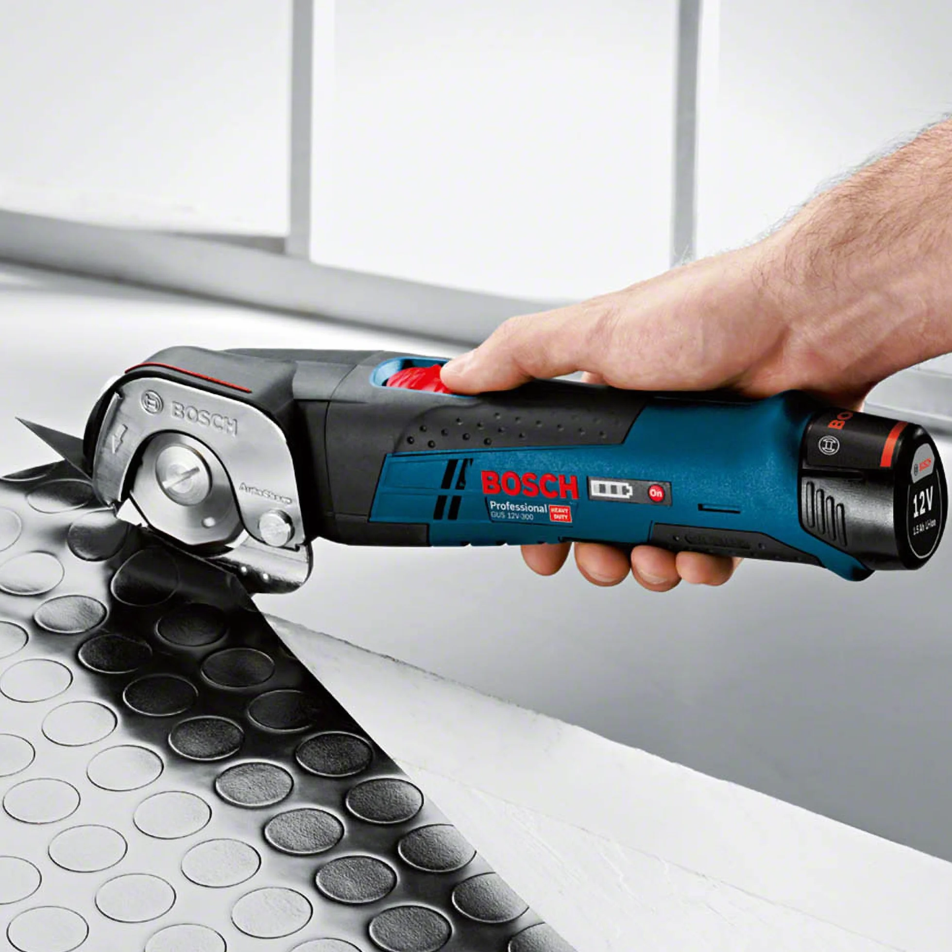 Bosch Professional 12V System Akku Universalschere GUS 12V-300 (ohne Akku/ Ladegerät)