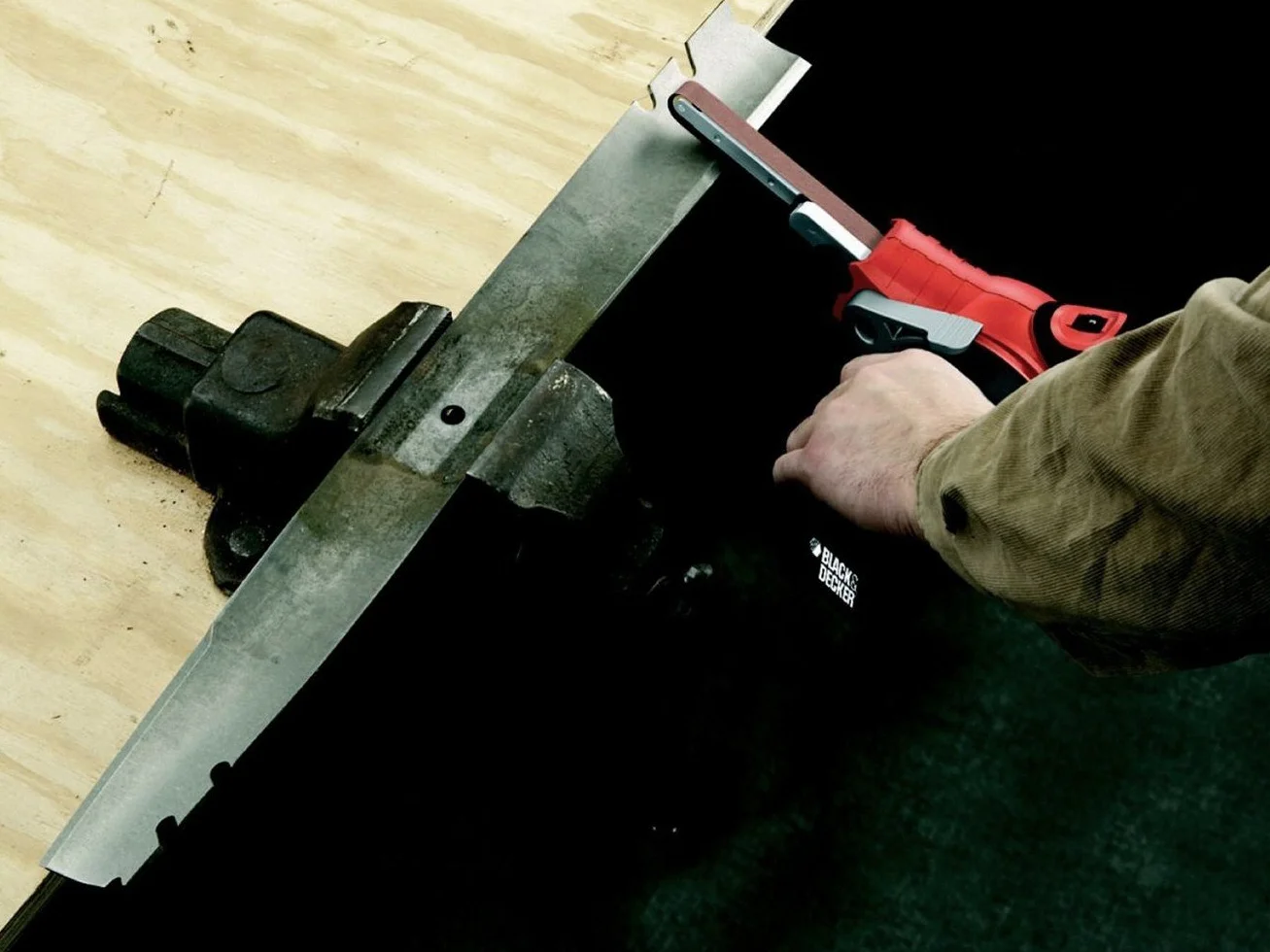 BLACK+DECKER Bandschleifer KA902EK-QS – für Holz, Metall, Stein, mit Absaugvorrichtung, ideal für schwer zugängliche Stellen