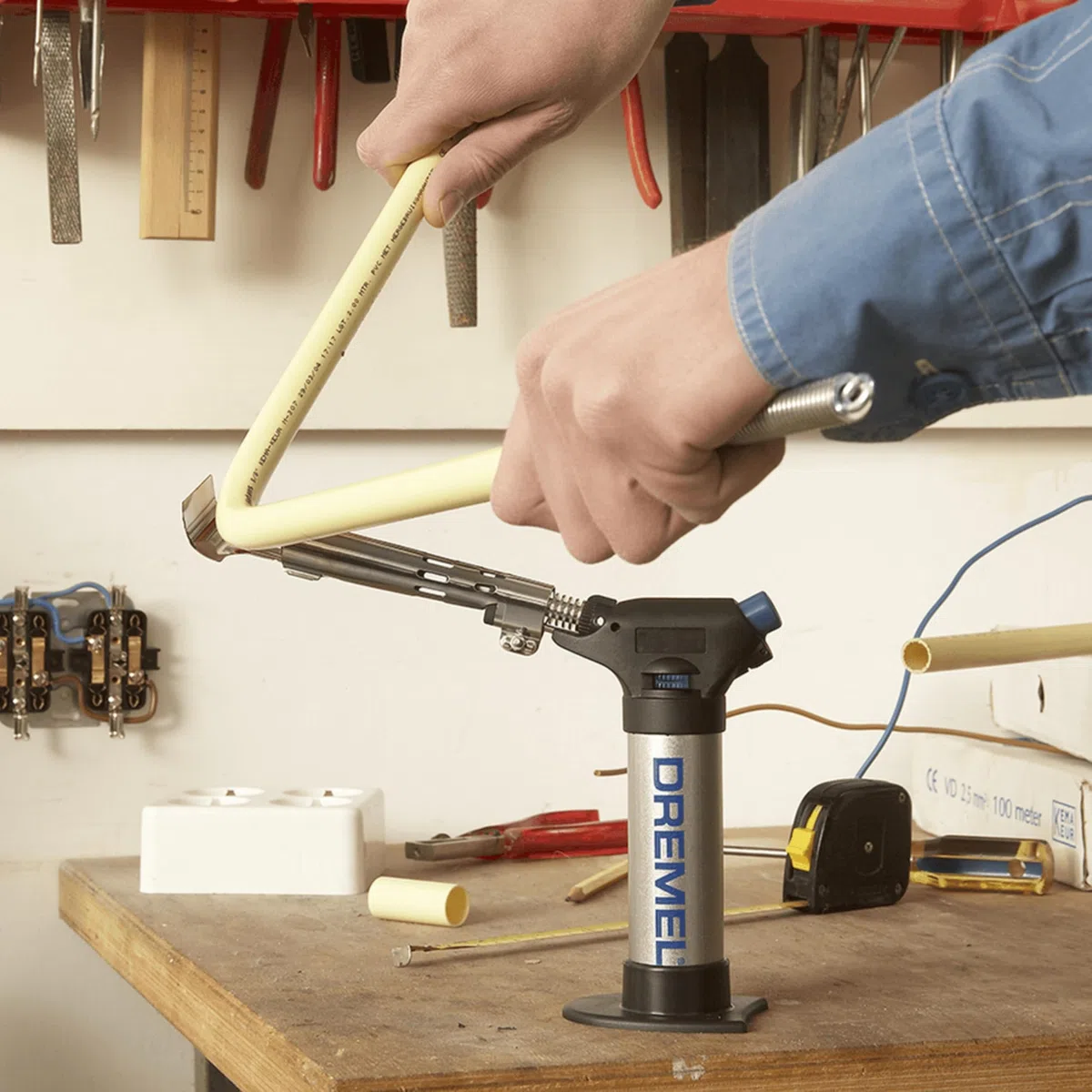 Dremel 2200 VersaFlame Multifunktionaler Butangas-Brenner - Butangas-Lötlampe, Gasbrenner und Löt-Set (mit 5 Zubehören zum Löten, Schrumpfen, Schweißen, Flambieren)