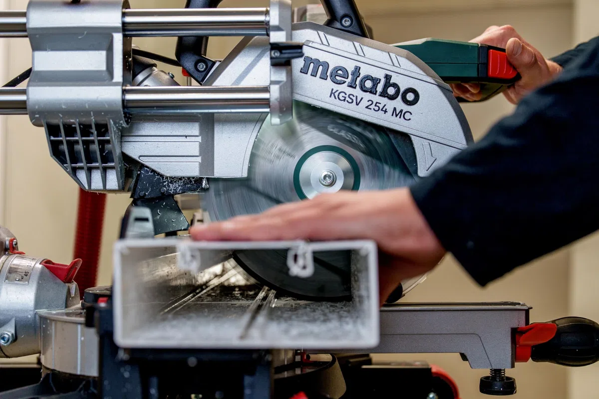 metabo Kappsäge KGSV 254 MC - 1450 W, 254 mm Sägeblatt - Mit Zugfunktion, LED-Schnittlinie, variable Drehzahl, beidseitig neigbar, kompakt, exakte Schnitte, Spanabsaugung - Für Holz, Alu, Kunststoff