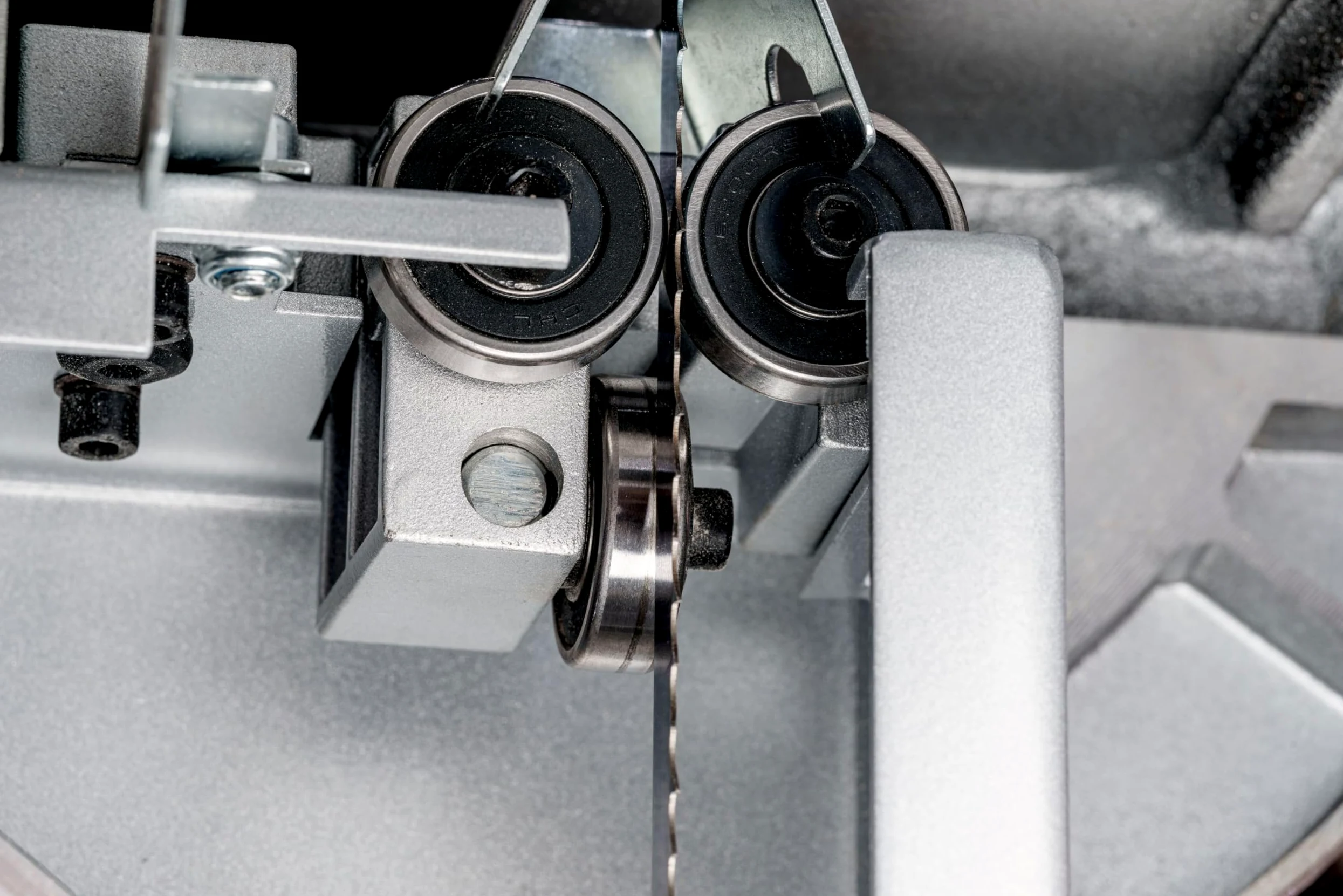 metabo Bandsäge BAS 318 Precision DNB - 900 W, 170 mm Schnitthöhe, 2 Geschwindigkeiten - Hohe Präzision, LED-Licht, werkzeuglose Einstellung, für Holz und Metall - Inkl. Untergestell und Zubehör