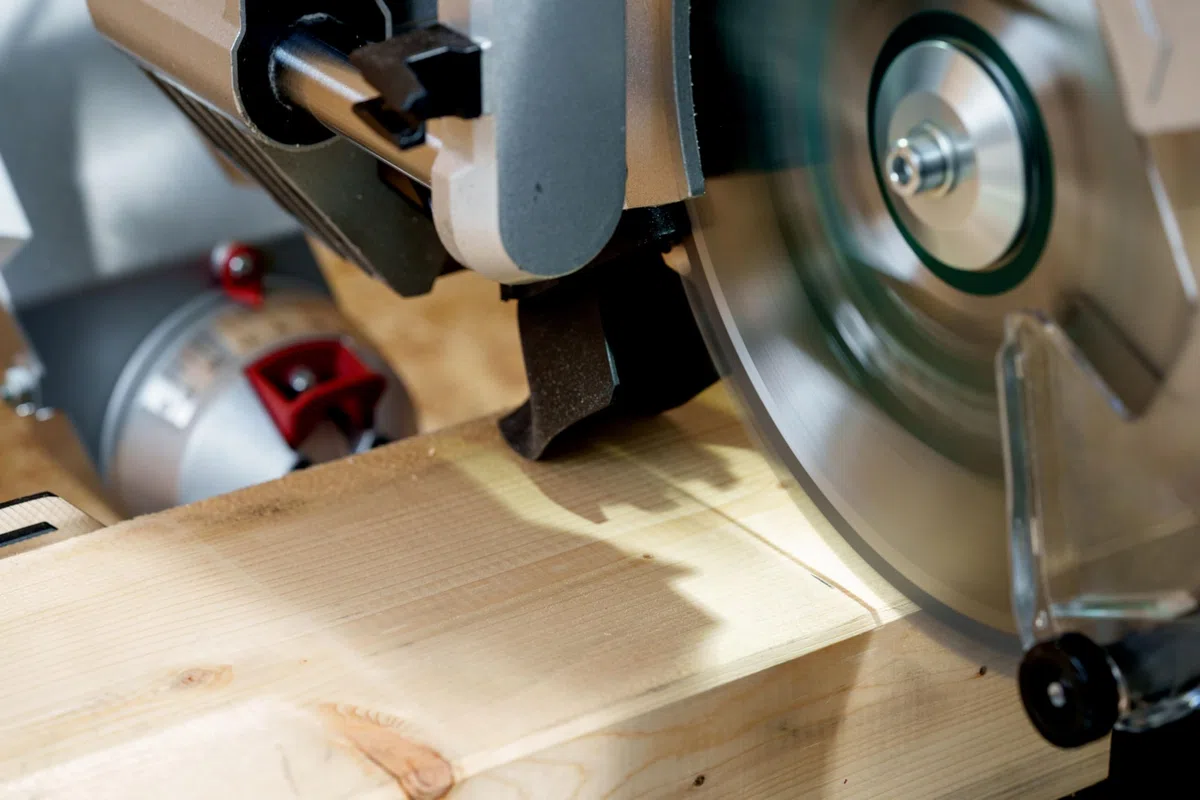 metabo Kappsäge KGSV 254 MC - 1450 W, 254 mm Sägeblatt - Mit Zugfunktion, LED-Schnittlinie, variable Drehzahl, beidseitig neigbar, kompakt, exakte Schnitte, Spanabsaugung - Für Holz, Alu, Kunststoff
