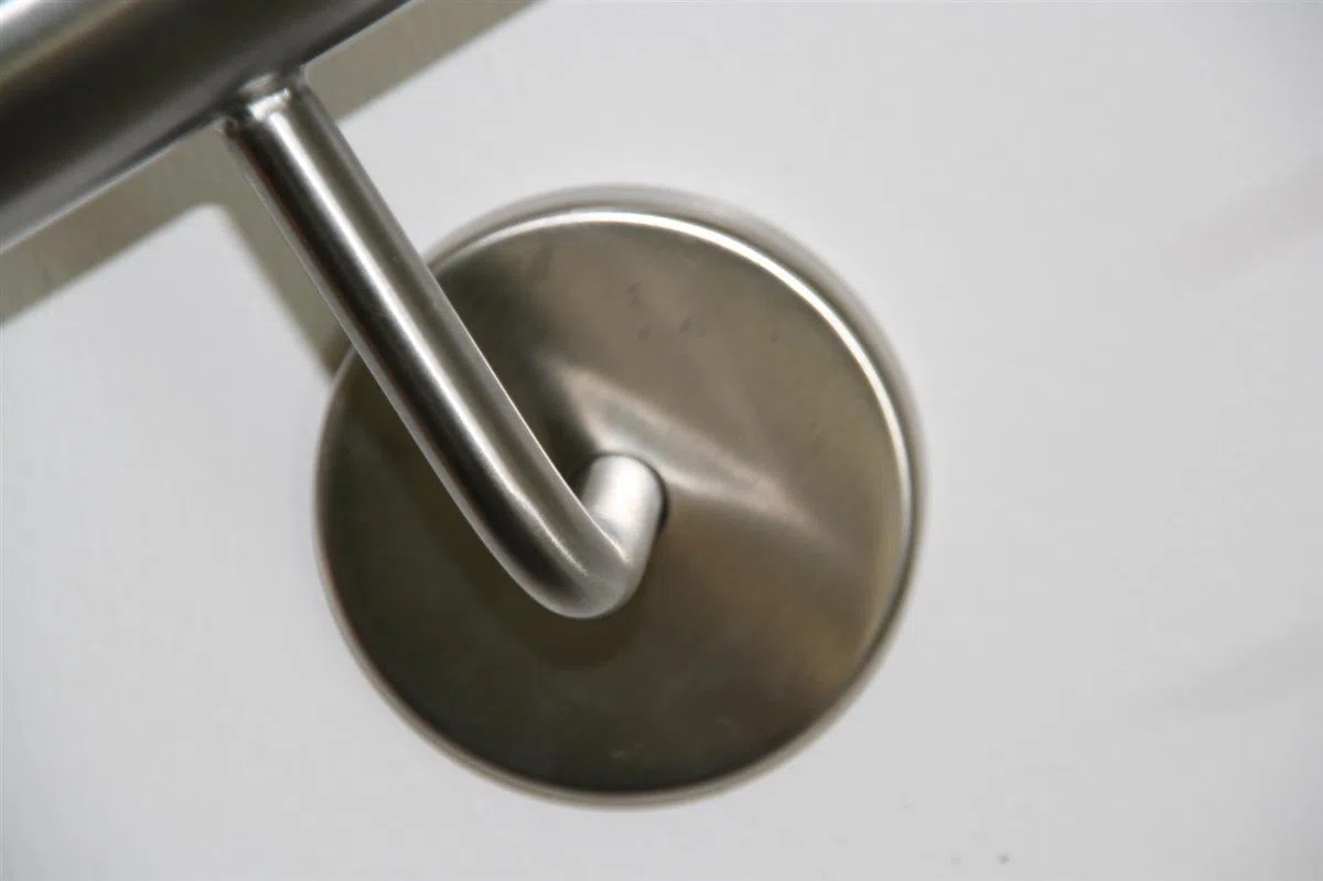 Edelstahl Handlauf V2A 42,4mm 240K geschliffen Wandhandlauf mit leicht gewölbter Endkappe - UNGETEILT - 2000 mm