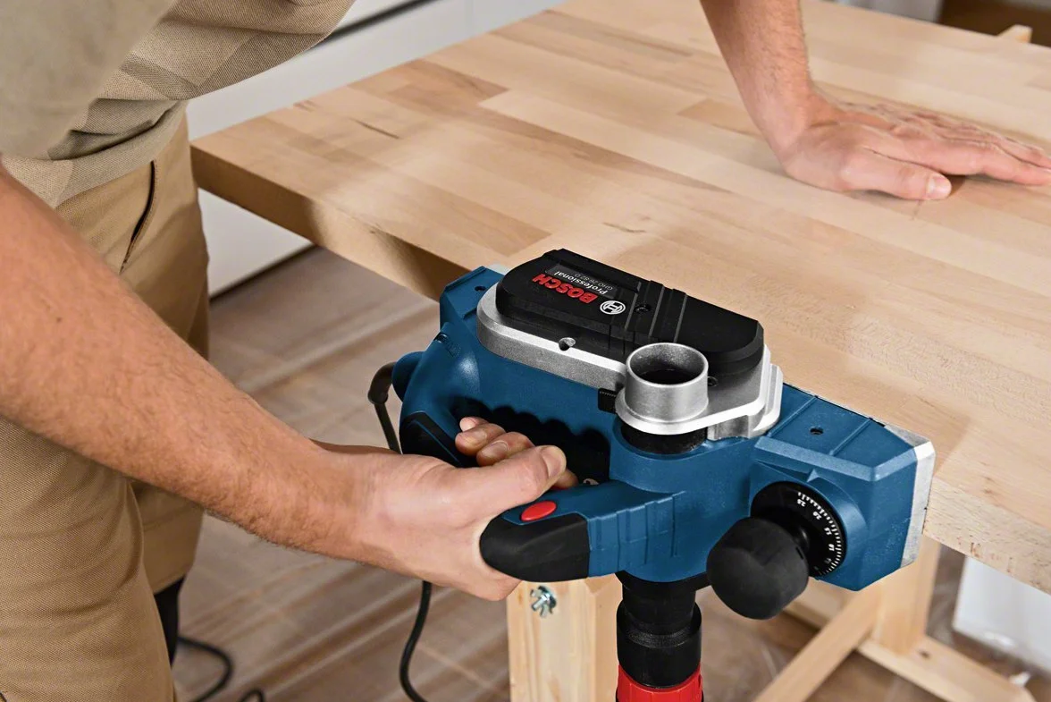 Bosch Professional Hobel GHO 26-82 D (Leistung 710 Watt, inkl. Parallelanschlag, Sechskantstiftschlüssel SW 2,5, Stoffstaubbeutel, Handwerkoffer)
