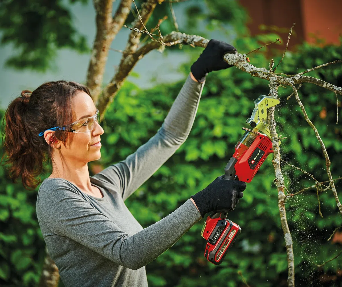 Einhell Akku-Astsäge GE-GS 18/150 Li-Solo Power X-Change (18V, 100 mm max. Schnittstärke 20 mm Hubhöhe, abnehmbarer Astbügel, inkl. 2x Sägeblatt, ohne Akku)