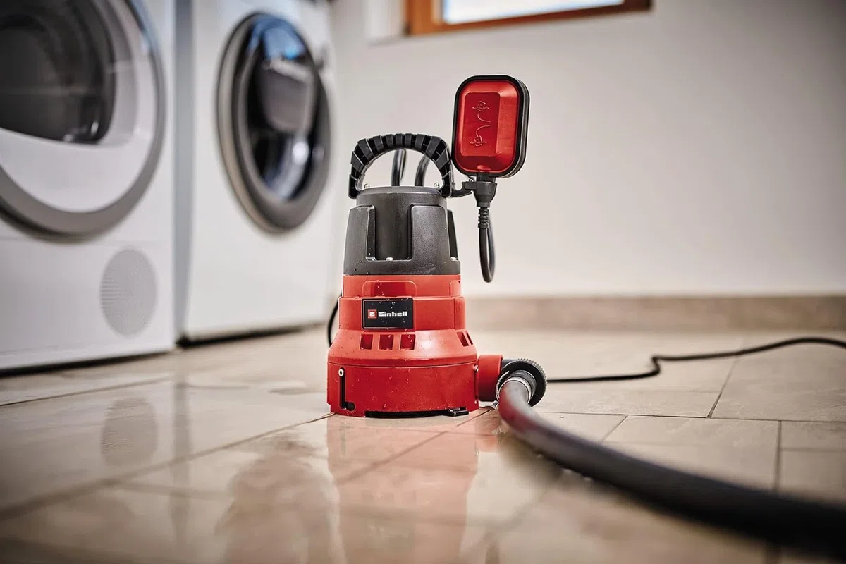 Einhell Schmutzwasserpumpe GC-DP 7035 LL (700 W, flachabsaugend bis 1 mm, Fördermenge 16.000 L/h, 0,8 bar, Eintauchtiefe 7 m, verstellbar für Schmutz- & Klarwasser)