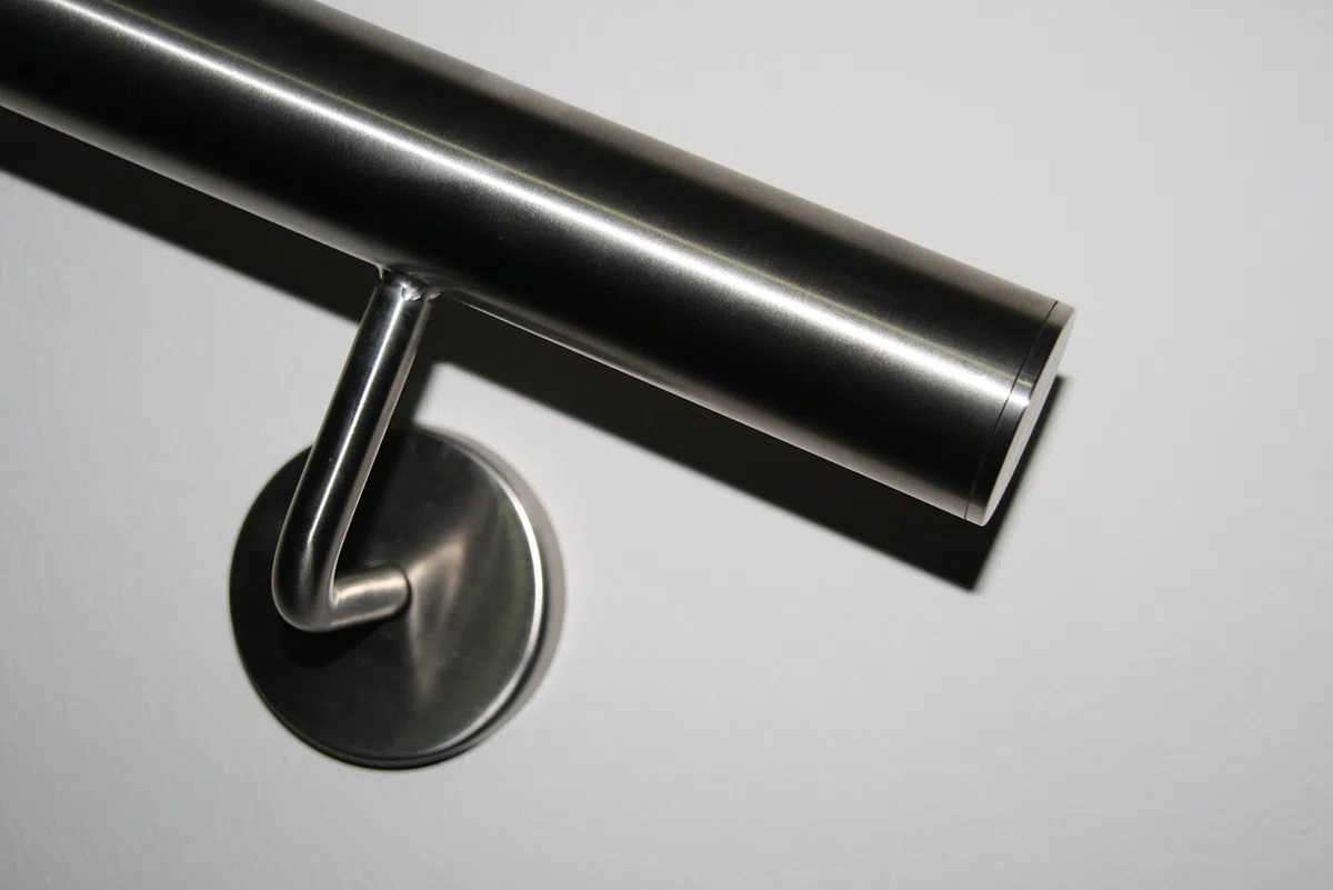 Edelstahl Handlauf V2A 42,4mm 240K geschliffen Wandhandlauf mit gerader Endkappe 2500 mm