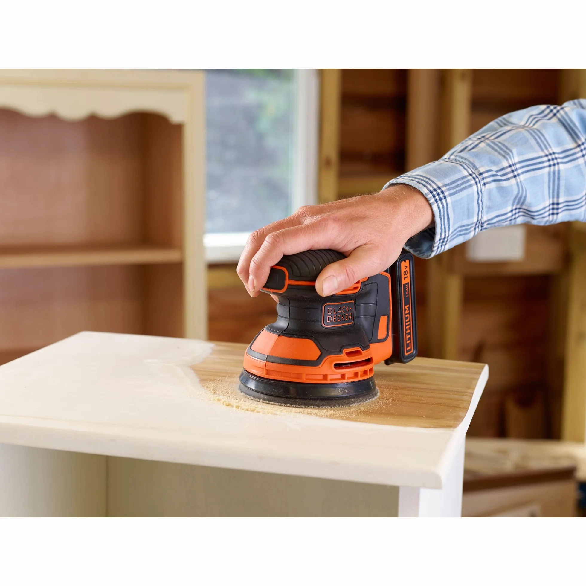 Black+Decker Akku-Exzenterschleifer / Schleifmaschine (18V, mit Staubfangbehälter, zum Schleifen/Polieren, ergonomische Multi-Positionsgriffflächen, Lieferung ohne Akku und Ladegerät), Schwarz, Orange