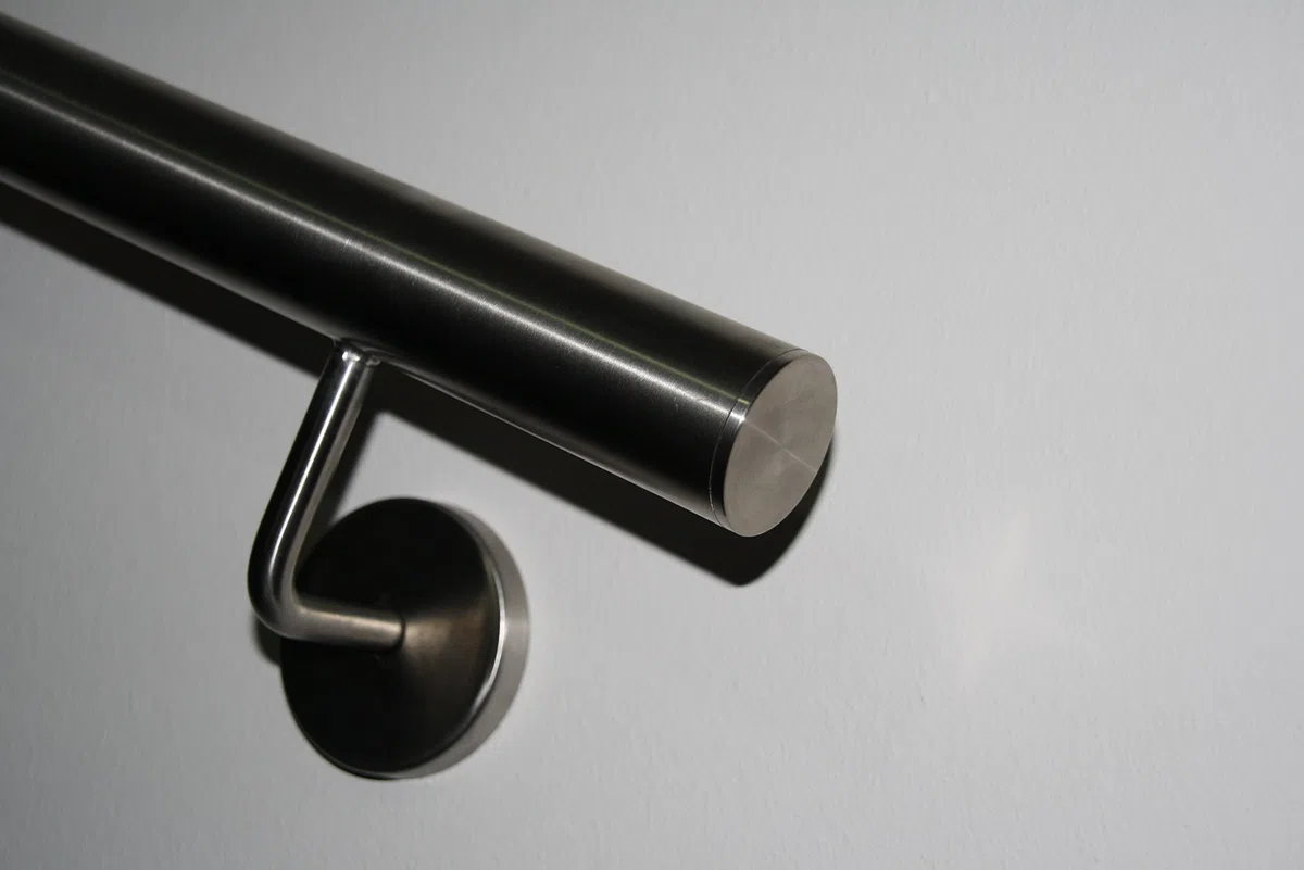 Edelstahl Handlauf V2A 42,4mm 240K geschliffen Wandhandlauf mit gerader Endkappe 2500 mm