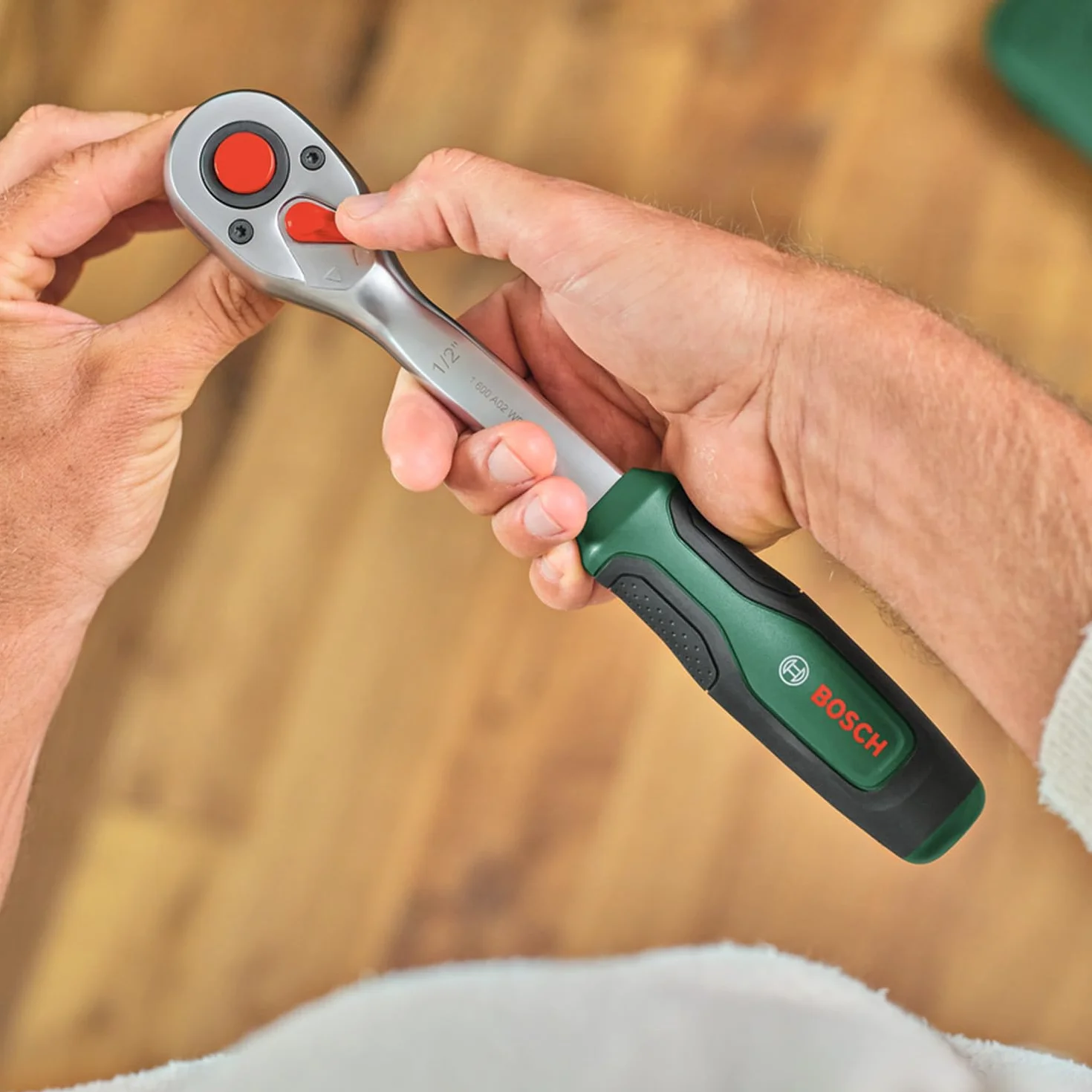 Bosch Ratschen Set 1/4" + 1/2", 57-teilig (Zwei robuste Ratschen; 55 Zubehöre; Hohes Drehmoment; Verriegelungsknopf; Intuitiver Richtungswechsel; Gebogener Hals; Ergonomischer Softgrip; Tragekoffer)