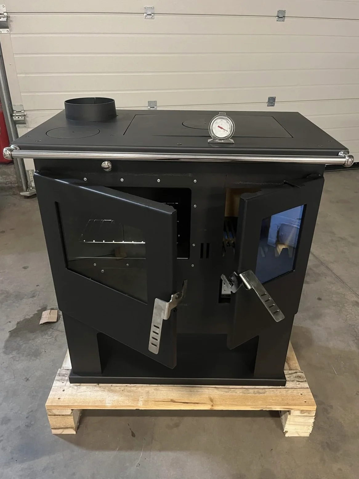 Verso Cs Links Holzverbrennungs-Kochherd - 7.7 kW Leistungsstarker Küchenofen mit traditionellem Flair und moderner Effizienz Schwarz