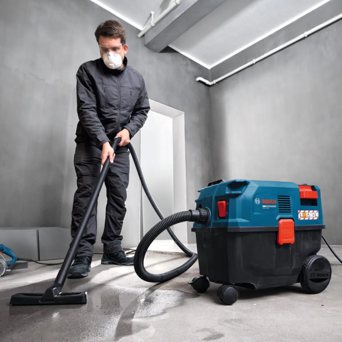 Bosch PRO Kabel-Nass-/Trockensauger GAS12-25LS (inkl. Kunststoff-Verlängerungsrohre, Flachfaltenfilter, 3,1 m Saugschlauch, Gebogene Düse, Bodendüse, Fugendüse, Vliesbeutel, Universaladapter)