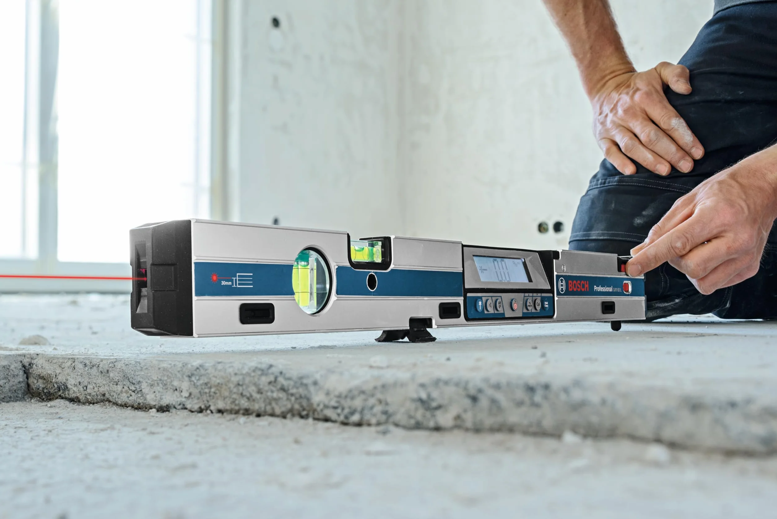 Bosch Professional Digitaler Neigungssensor GIM 60 L (Laserpräzision, Messbereich: 0-360º, Länge: 60 cm), 60 cm mit Laseranvisierung, 601076900