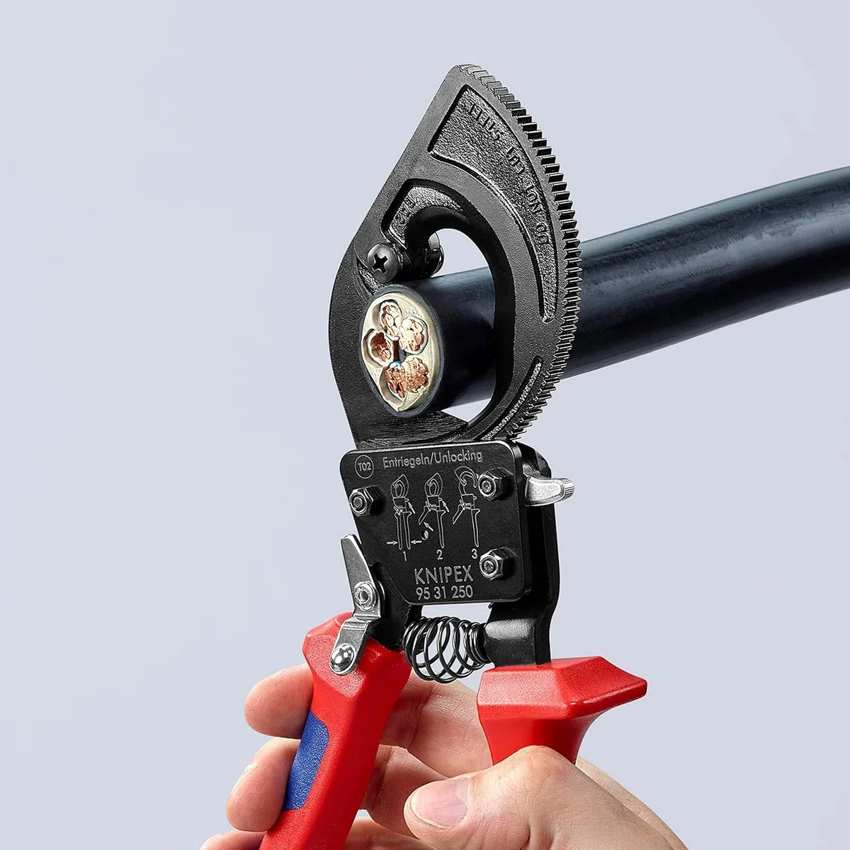 KNIPEX Kabelschneider (Ratschenprinzip) in Blister schwarz lackiert mit Mehrkomponenten-Hüllen 250 mm, 95 31 250