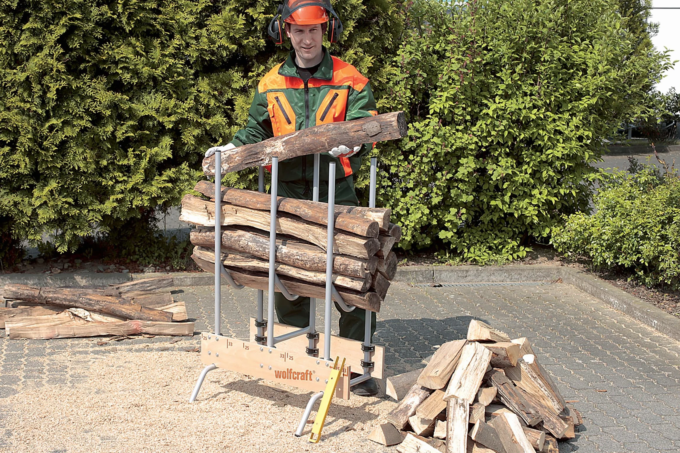 wolfcraft Sägebock klappbar - Holzschneidebock mit Auswurfsicherung | Kettensäge-Scherenbock, Tragkraft 150 kg, Säge-Markierungen für 25 & 33 cm, robust und stabil - Made in Europe - 5121000