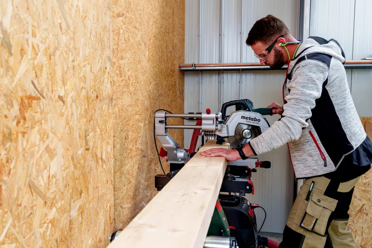 metabo Kappsäge KGSV 254 MC - 1450 W, 254 mm Sägeblatt - Mit Zugfunktion, LED-Schnittlinie, variable Drehzahl, beidseitig neigbar, kompakt, exakte Schnitte, Spanabsaugung - Für Holz, Alu, Kunststoff