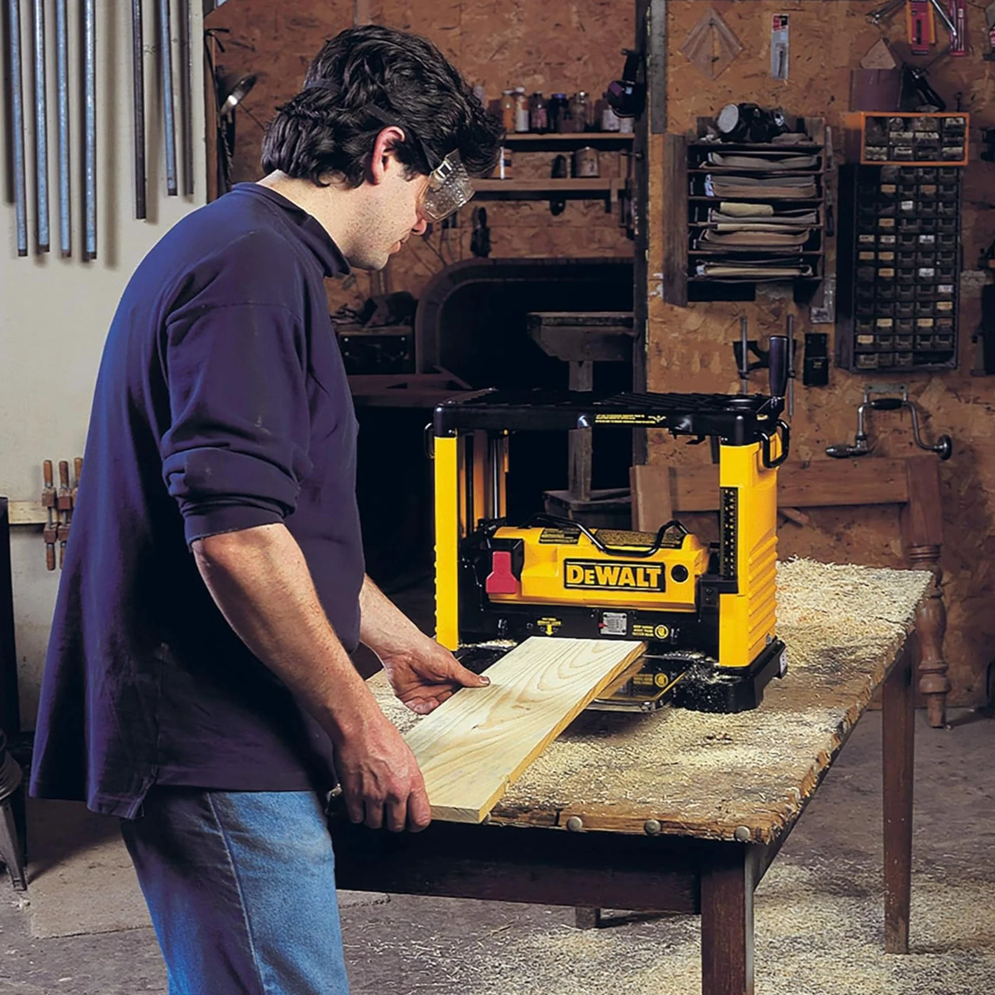 DEWALT DW733-QS - Cepillo de Regrueso Portátil 1.800 W, Schwarz, 52 x 31 x 44.5 cm