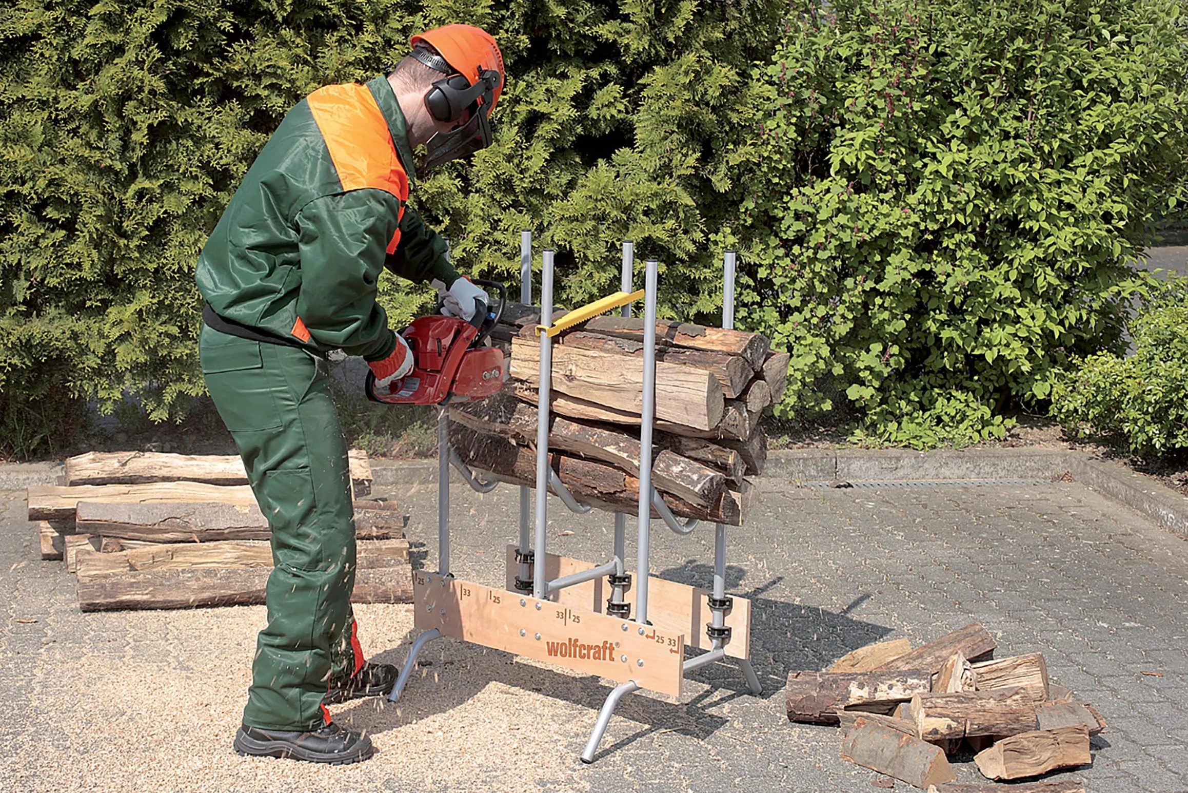 wolfcraft Sägebock klappbar - Holzschneidebock mit Auswurfsicherung | Kettensäge-Scherenbock, Tragkraft 150 kg, Säge-Markierungen für 25 & 33 cm, robust und stabil - Made in Europe - 5121000