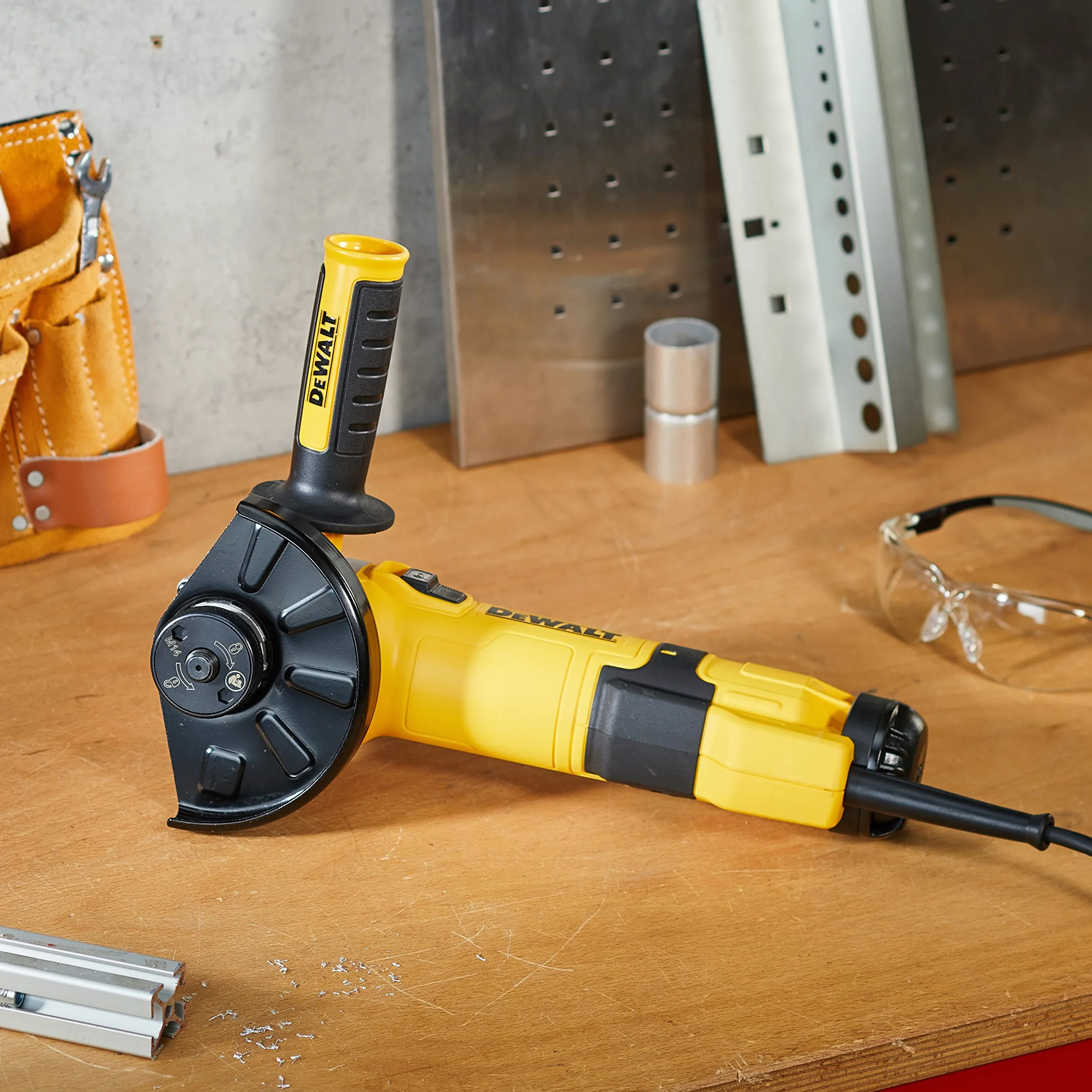 Dewalt 125 mm Winkelschleifer DWE4257 (1.500 Watt, Epoxidharz geschützte Motorwicklung, Wiederanlaufschutz, Sanftanlauf, Überlastschutz, Drehzahlvorwahl, elektronische Kupplung, M14 Spindel)