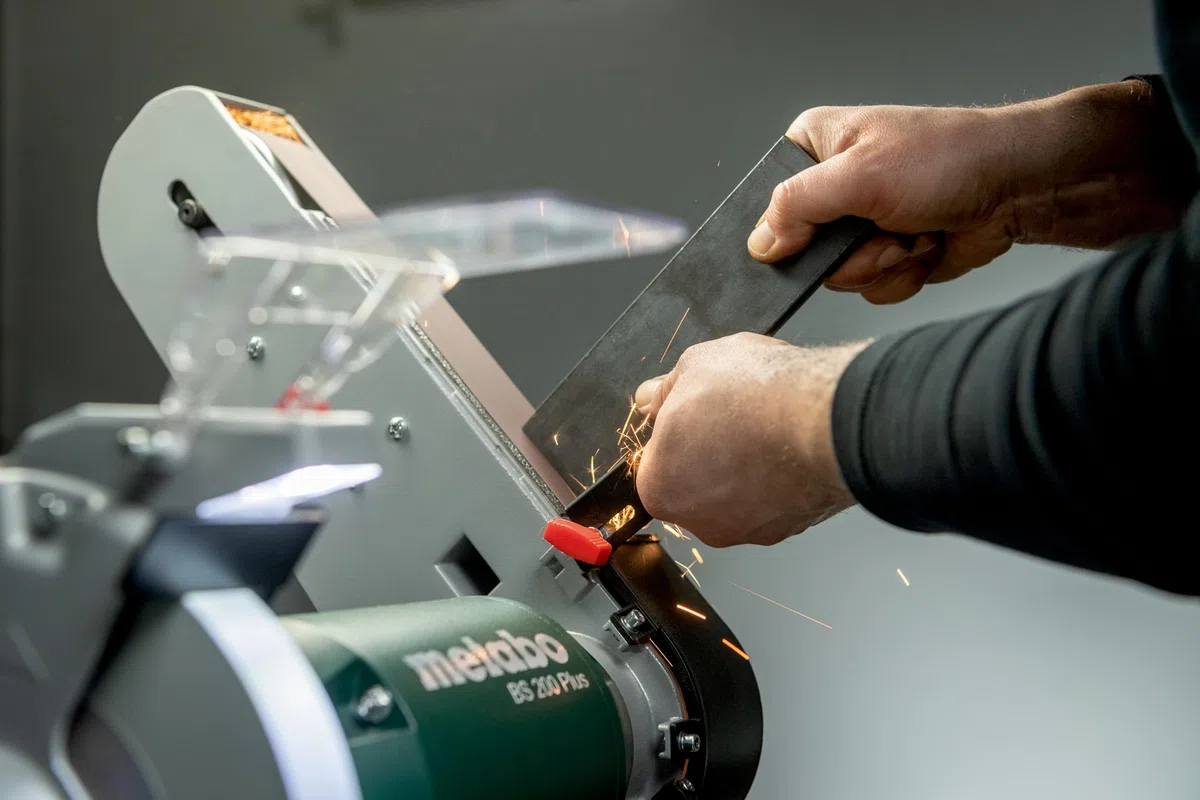 metabo BS 200 Plus Schleifmaschine, Elektrisch, Schärfgerät Holzschleifer | Schleifbock Kombimaschine mit Absaugung zum Entrosten, Messer Schärfmaschine, inkl. Schleifscheibe, Band & Zubehör