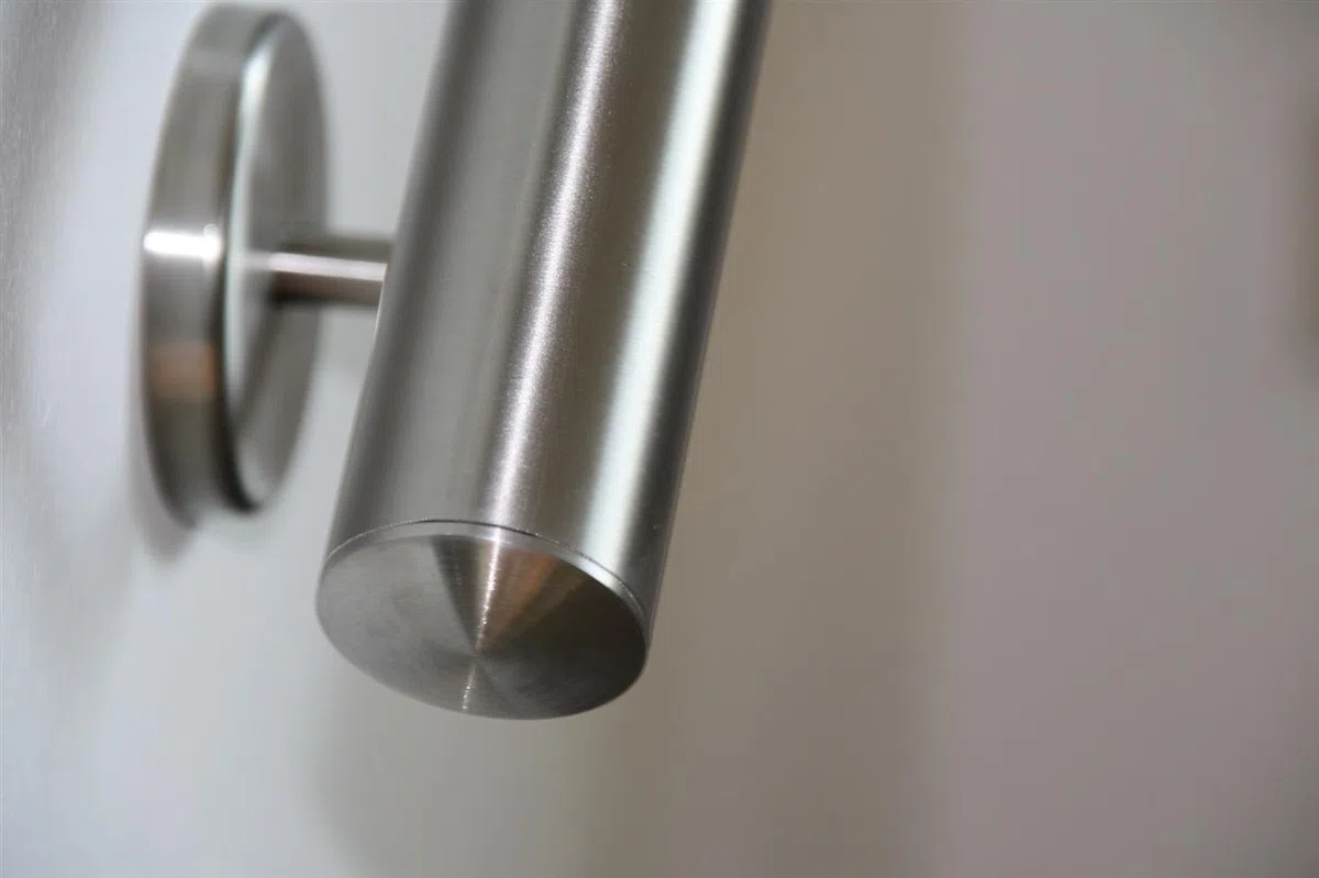 Edelstahl Handlauf V2A 42,4mm 240K geschliffen Wandhandlauf mit leicht gewölbter Endkappe - UNGETEILT - 2000 mm