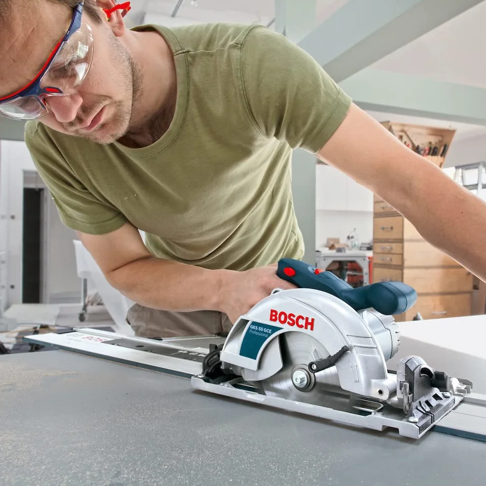 Bosch Professional Führungsschiene FSN 800 (800mm Länge, kompatibel mit Bosch Professional GKS Kreissägen G-Modellen, GKT Tauchsägen, bestimmten GST Stichsägen + GOF Fräsen mit Adapter)