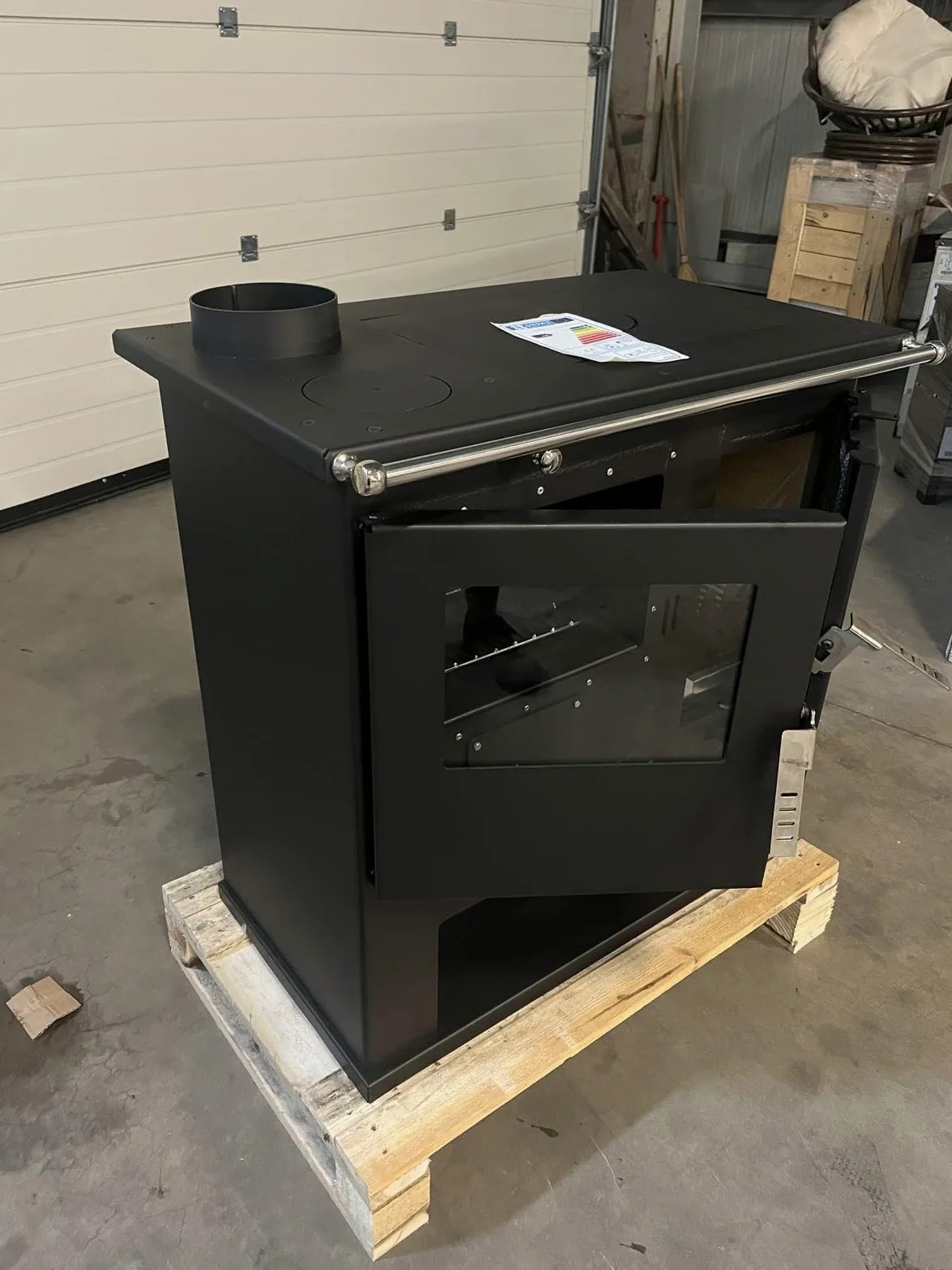 Verso Cs Links Holzverbrennungs-Kochherd - 7.7 kW Leistungsstarker Küchenofen mit traditionellem Flair und moderner Effizienz Schwarz