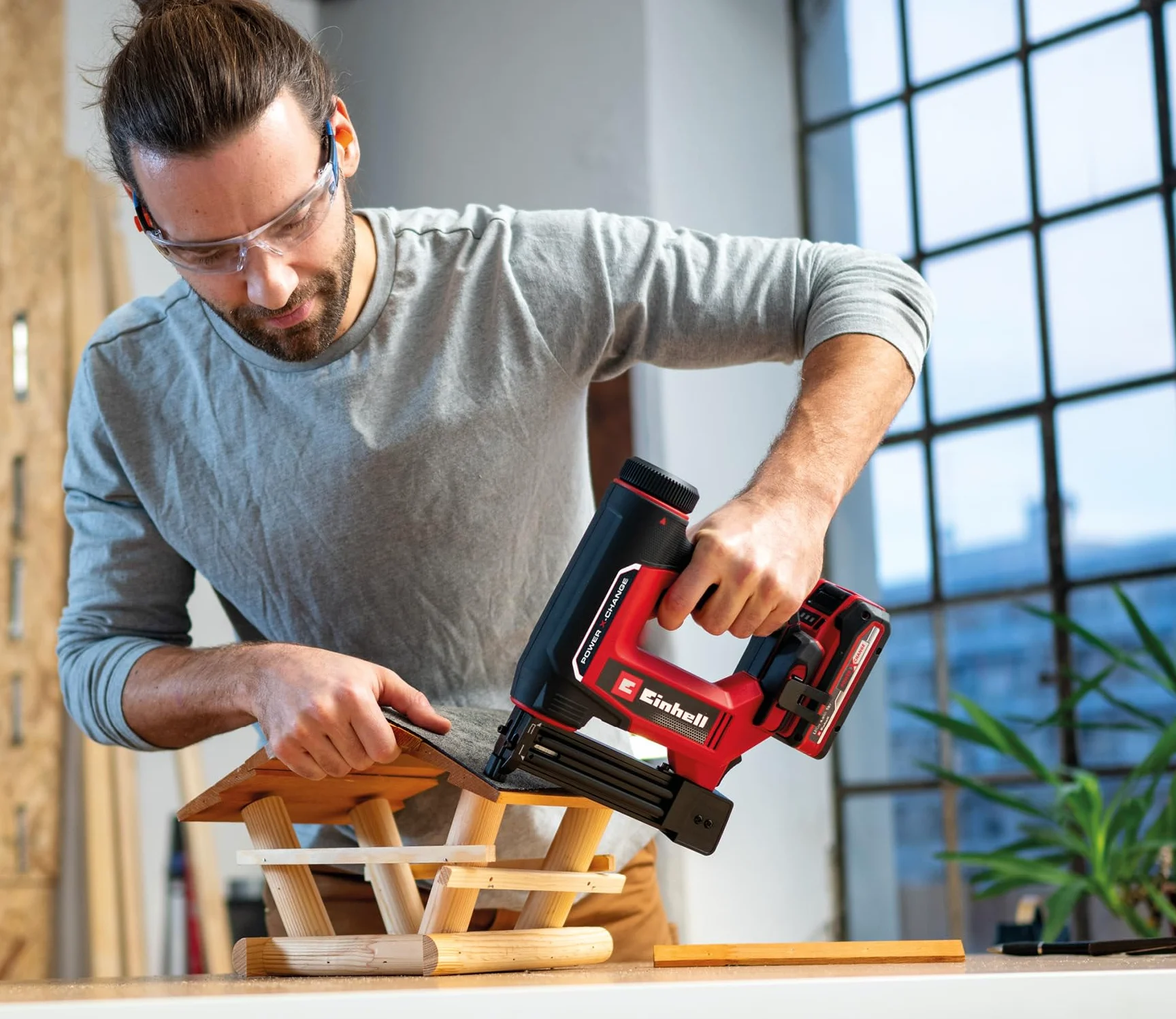 Einhell Akku-Nagler / -Tacker TE-CN 18/32 Li - Solo Power X-Change (18 V, 20 Schläge/min, max. 25 mm Klammern, max. 32 mm Nägel, inkl. je 300 Klammern & Nägel, ohne Akku)