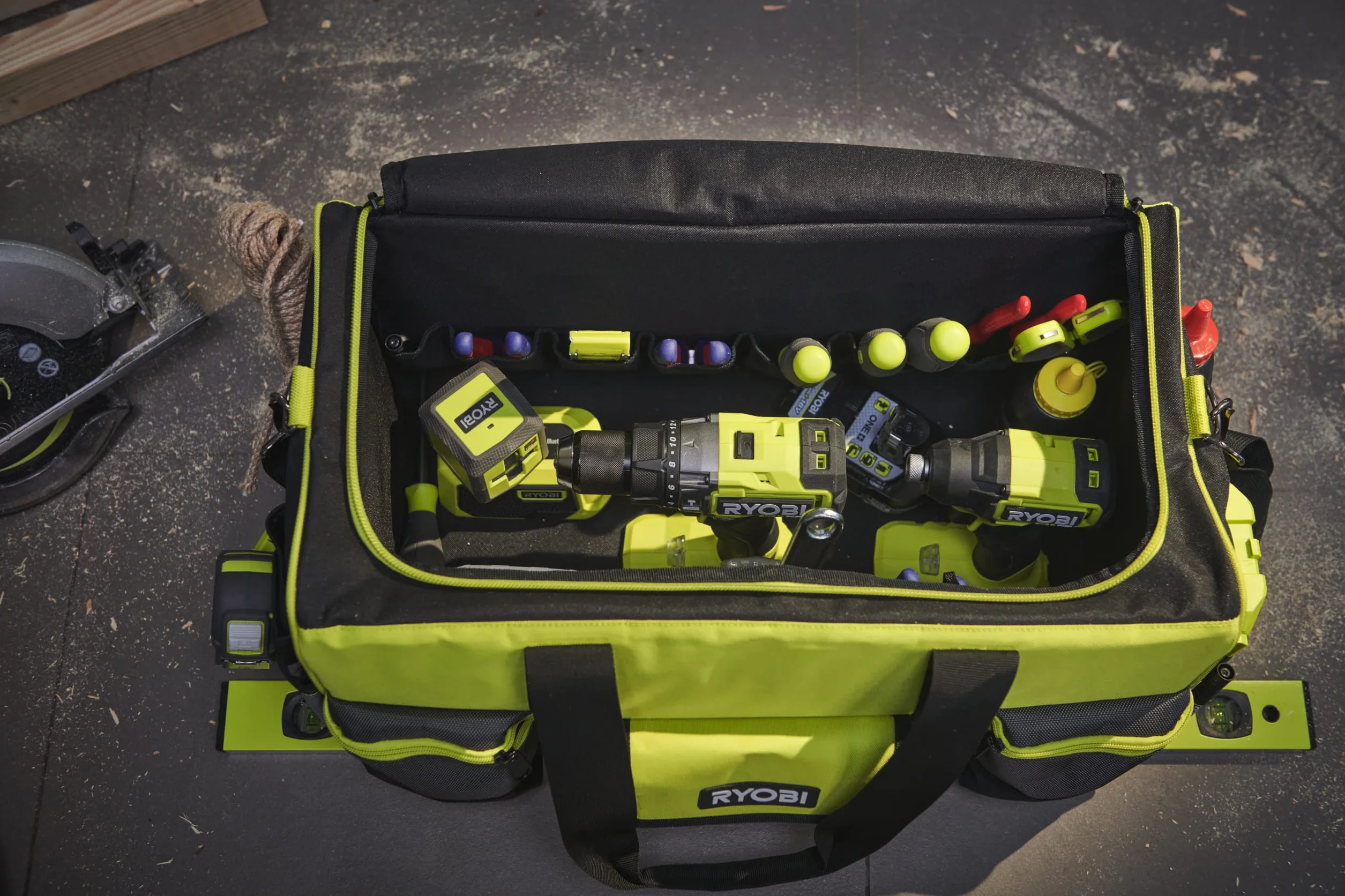 RYOBI Handwerkertasche mit Schultergurt Größe L RSSLTB1 (3 x Fronttaschen, 1x offene Tasche auf der Rückseite, 2 x Seitentasche, 8 x Schlaufen für Handwerkzeuge im Innenbereich, 1x Innentasche)