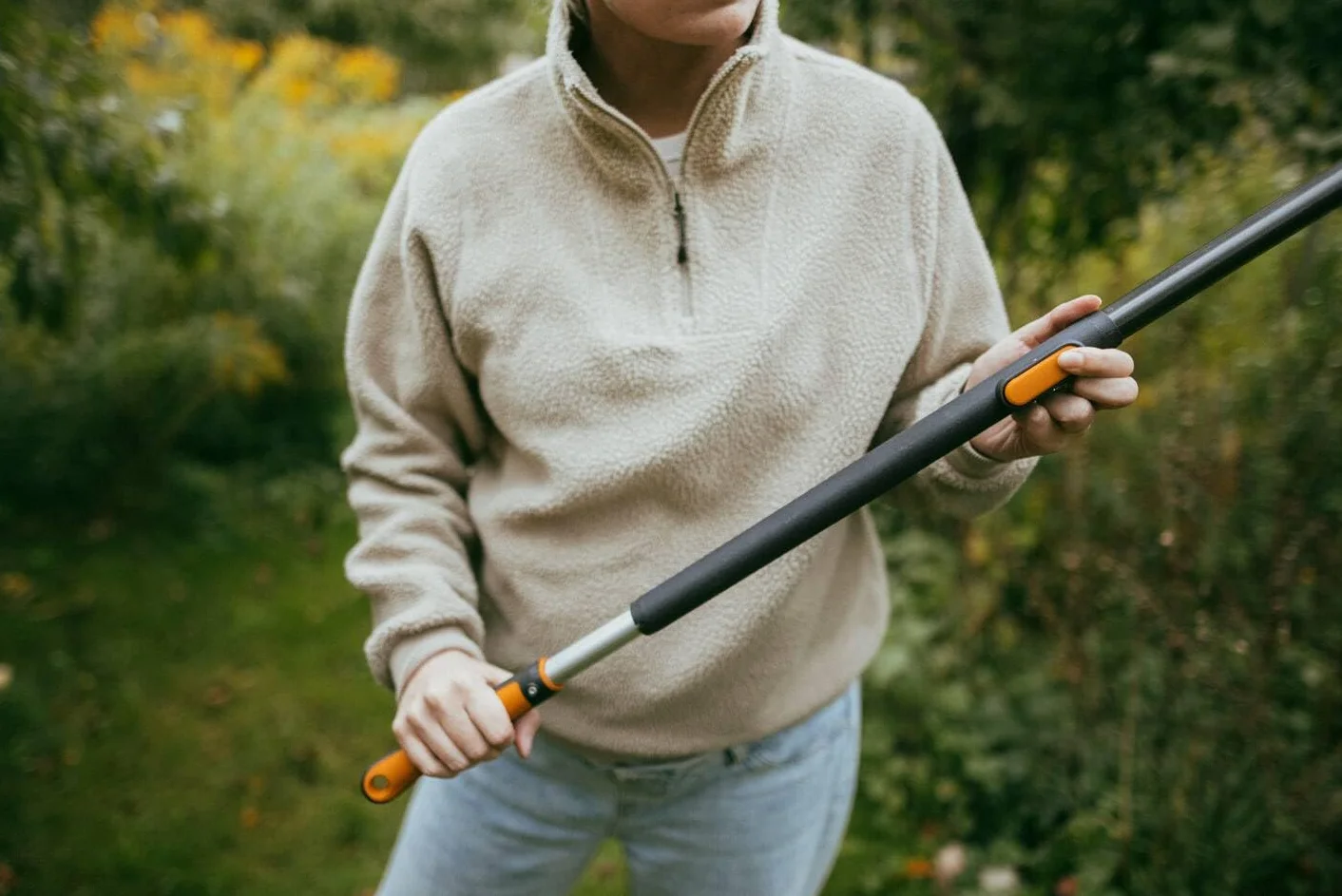 Fiskars OneClick Teleskopstiel M, Ausziehbarer Stiel von 119 bis 179 cm, Müheloses Wechseln mit nur einem klick, QuikFit Adapter separat erhältlich, SoftGrip-Griff, Aluminium, Schwarz/Orange, 1080671