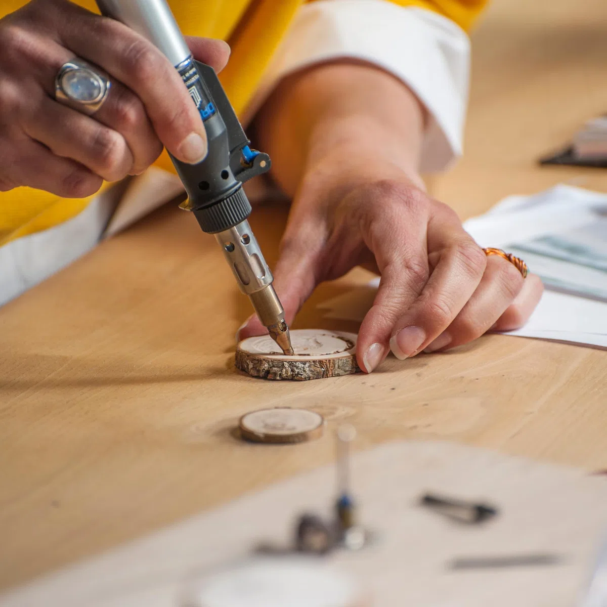 Dremel 2000 VersaTip Lötkolben - Brennkolben und Löt-Set (mit 7 Wechselspitzen zum Löten, Heißschneiden, Schweißen, Brandmalerei, Holz Gravieren, Schmuckherstellung)