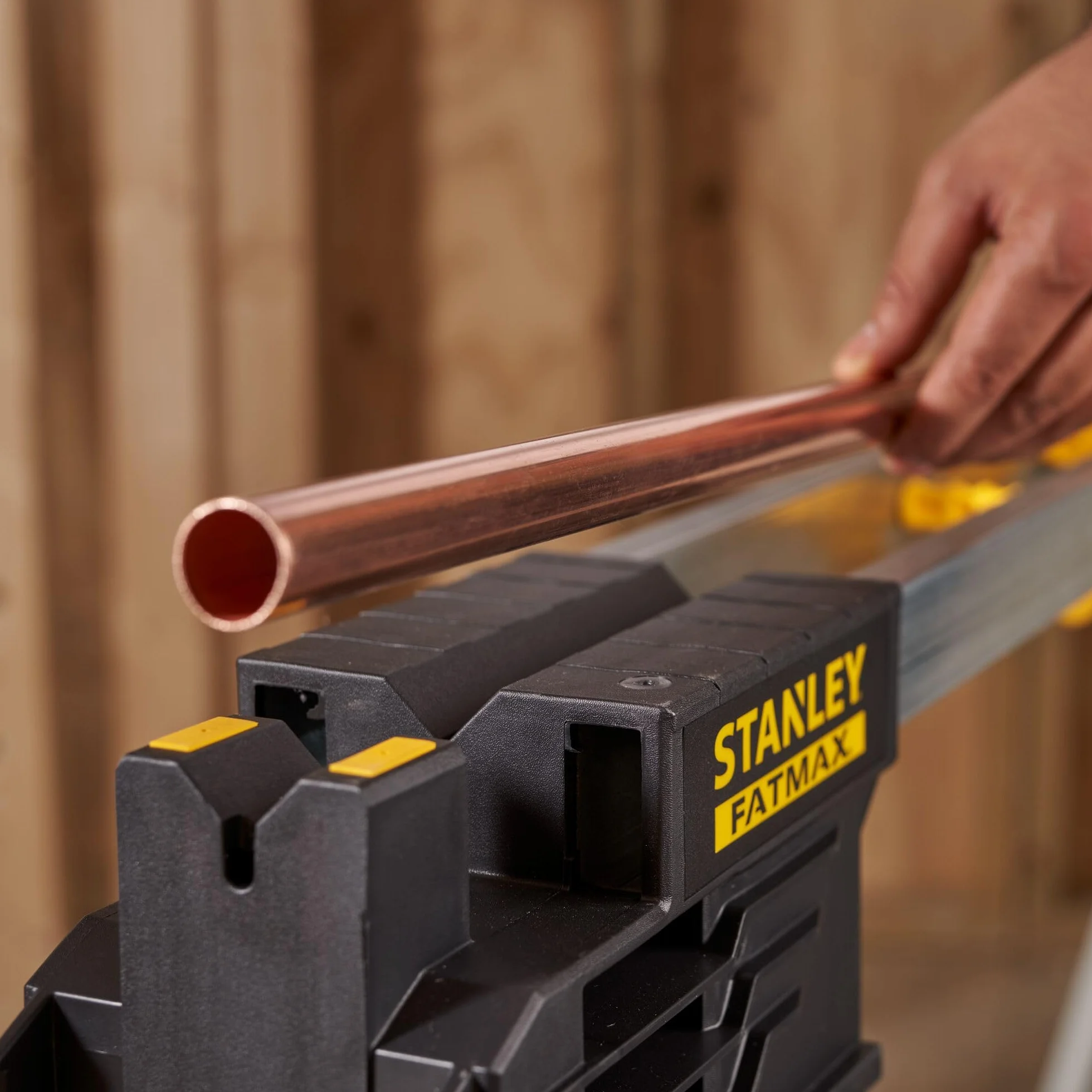 Stanley - FatMax Unterstellböcke (aus Metall, mit klappbaren Metallbeinen, bis 900 kg belastbar, mit V-förmiger Nut, geeignet für Einhandzwingen, 2 Stück) FMST1-75763