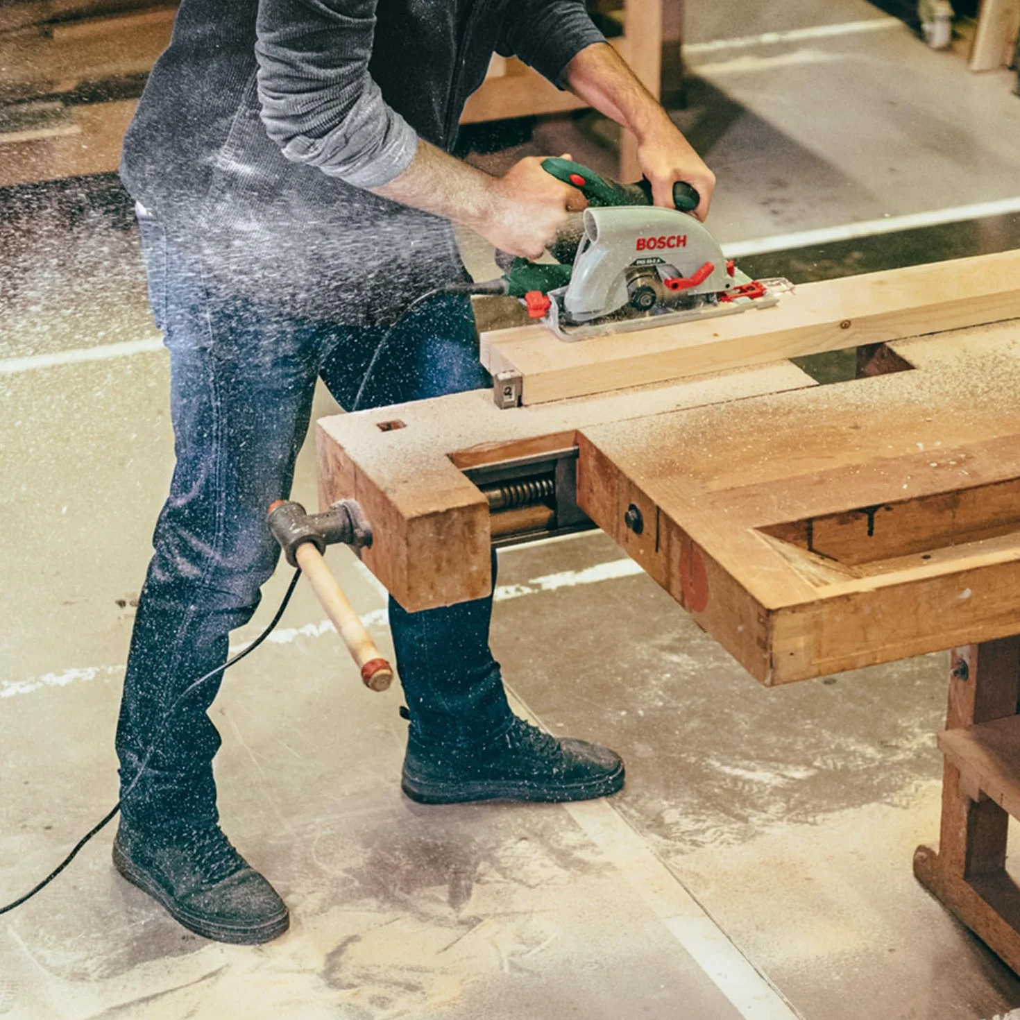 Bosch Kreissäge PKS 66 AF (Präzises Sägen in Holz, 1600 Watt; max. Schnitttiefe 66 mm; 3 tlg. Führungsschienenset)