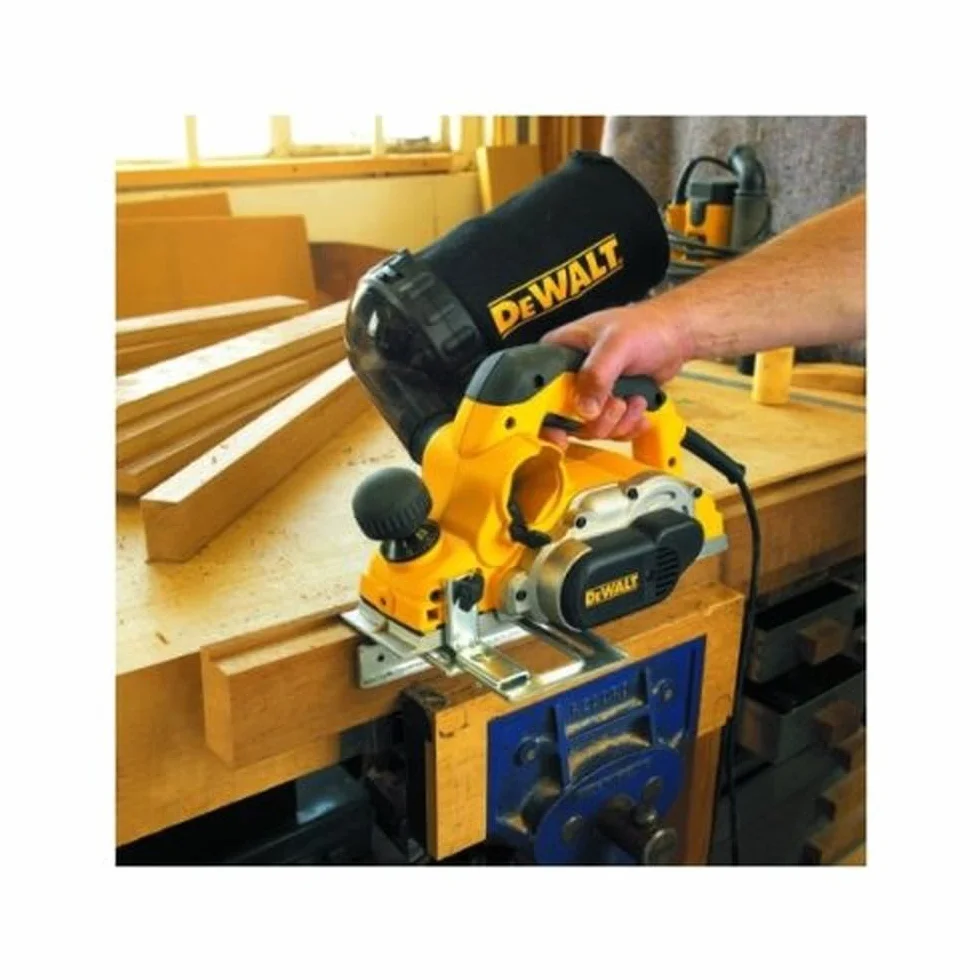 Dewalt Hobel (82 mm) D26500K (1.050 Watt, Hobelbreite 82 mm, ø-Messerwelle 64 mm, max. Spantiefe 4 mm, max. Falztiefe 25 mm, Hobeltiefe in 1/10 mm Schritten einstellbar, plangefräste Hobelsohle)