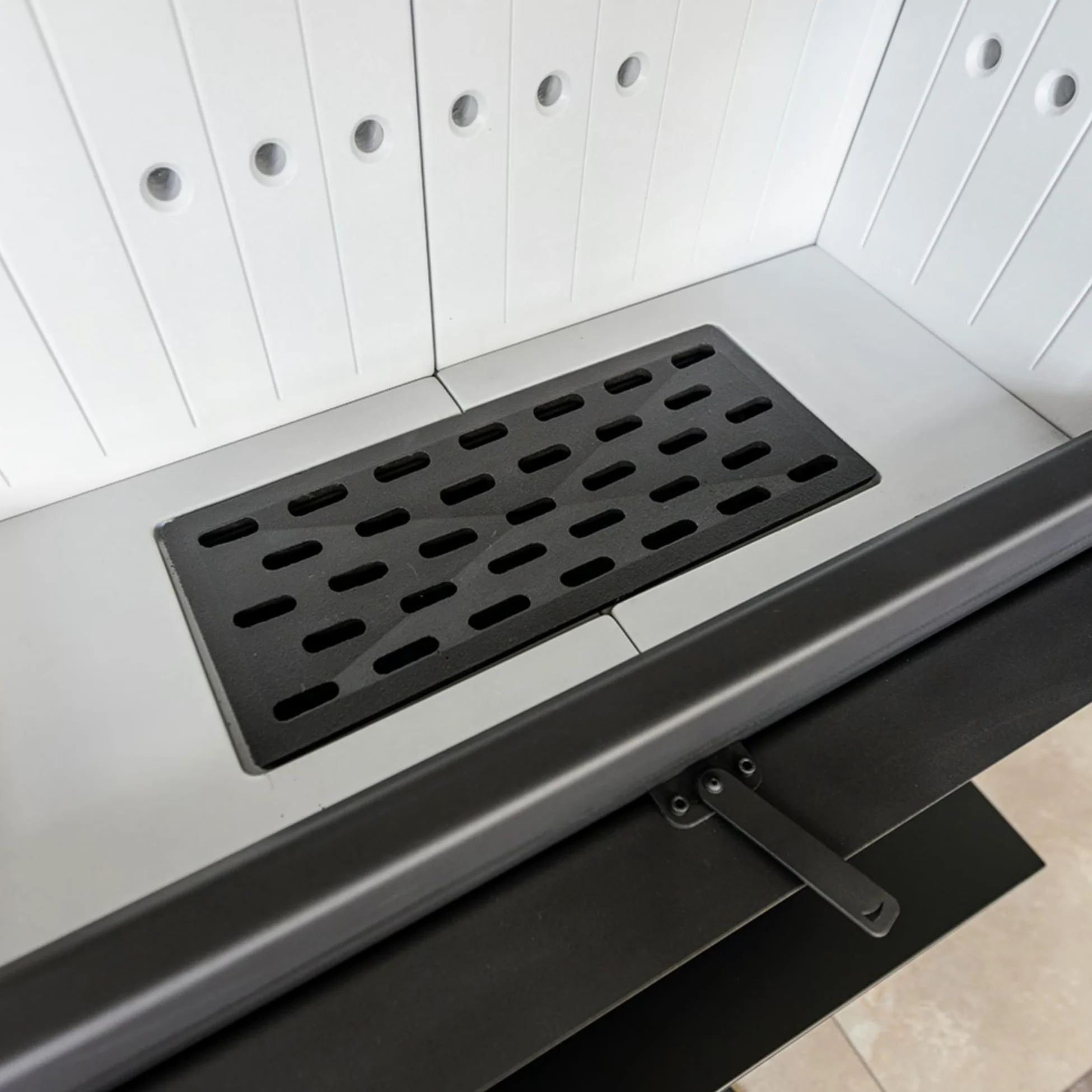 KRATKI Kaminofen Floki M Rechts – Stahl-Kamin 10 kW mit Ø 200 mm Anschluss, schwarzem Thermotec, Schließfunktion & Glass-Glas für effiziente Verbrennung