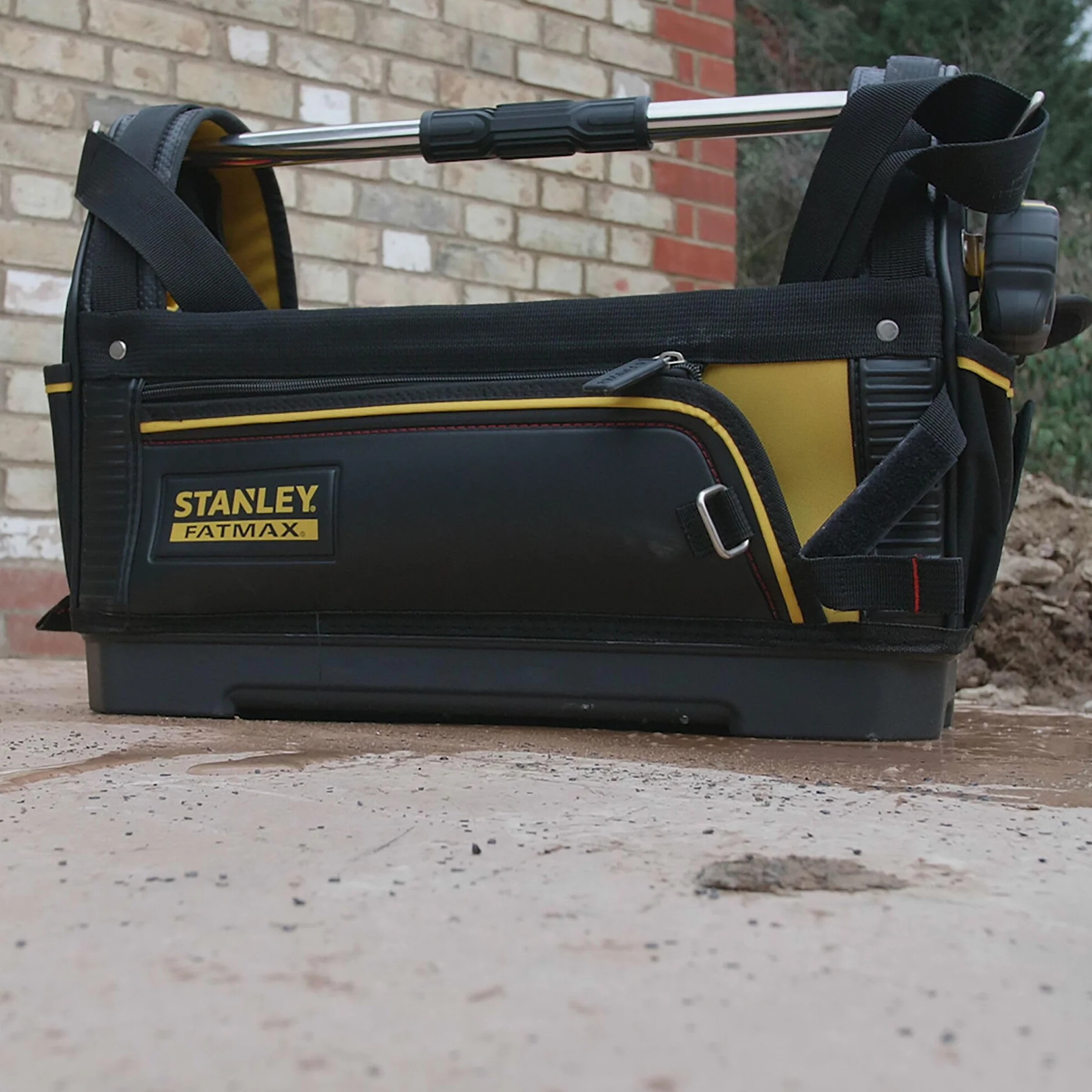 STANLEY FATMAX Werkzeugtrage (48cm x 25cm x 33cm, 600 Denier Nylon, wasserdichter Kunststoffboden, ergonomischer Gummigriff, Rahmen stahlverstärkt, verstellbarer Schultergurt) 1-93-951