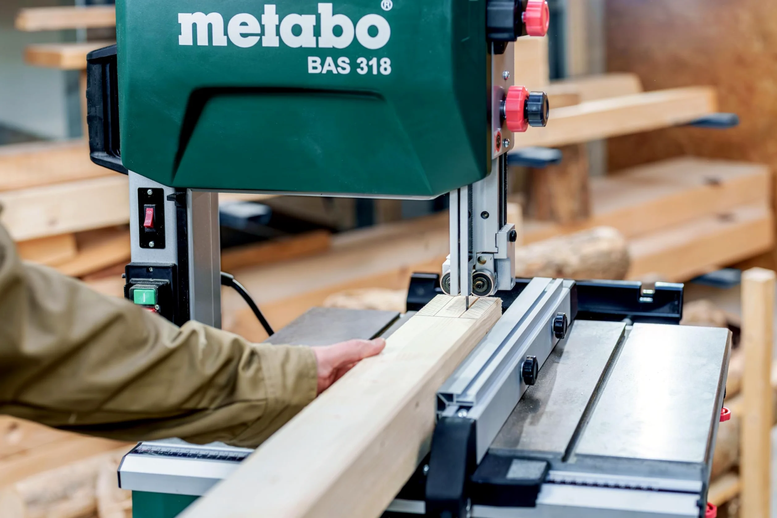 metabo Bandsäge BAS 318 Precision DNB - 900 W, 170 mm Schnitthöhe, 2 Geschwindigkeiten - Hohe Präzision, LED-Licht, werkzeuglose Einstellung, für Holz und Metall - Inkl. Untergestell und Zubehör