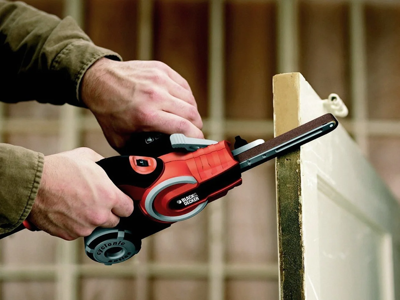 BLACK+DECKER Bandschleifer KA902EK-QS – für Holz, Metall, Stein, mit Absaugvorrichtung, ideal für schwer zugängliche Stellen
