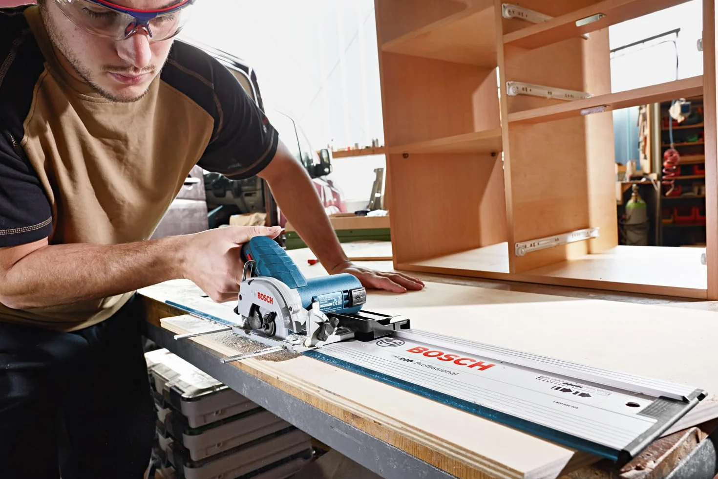 Bosch Professional 12V System Akku Kreissäge GKS 12V-26 (Sägeblatt-Ø: 85mm, inkl. 2x 3.0Ah Akku, Schnellladegerät GAL 12V-40, Einlage, L-BOXX)