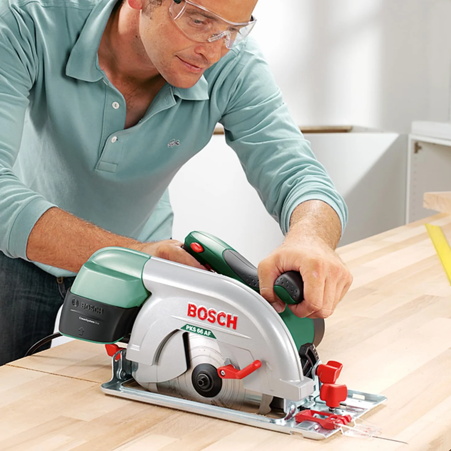 Bosch Kreissäge PKS 66 AF (Präzises Sägen in Holz, 1600 Watt; max. Schnitttiefe 66 mm; 3 tlg. Führungsschienenset)