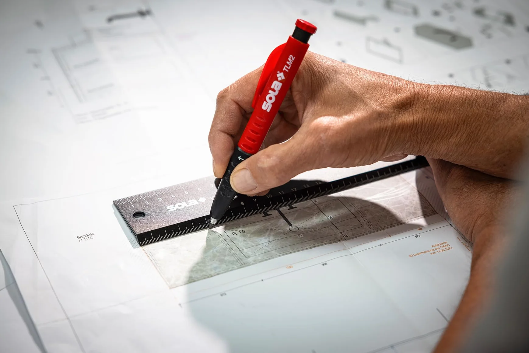 SOLA WMD 200 - Digitaler Winkelmesser - Länge 200 mm - Anschlagwinkel mit LCD Anzeige für exakte Winkelmessungen - Schreinerwinkel digital - Winkelmesser mit Lineal für Metall- und Holzbearbeitung